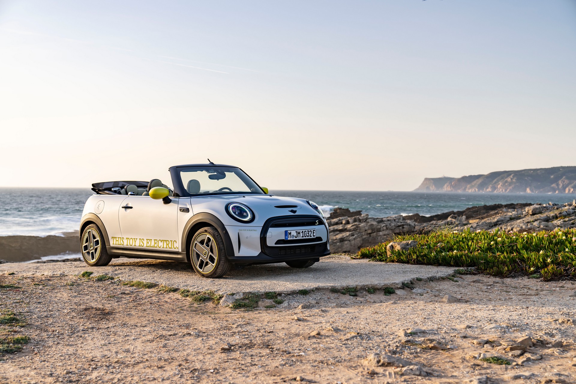 Download 2022 Mini Cooper SE Convertible Concept - Front Three-Quarter HD Wallpaper 1920x1280 #46