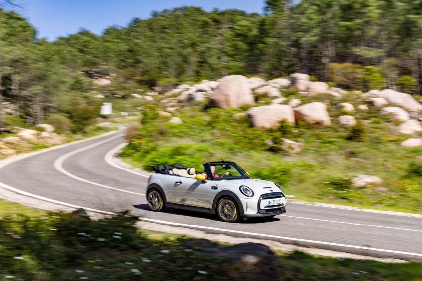 2022 Mini Cooper SE Convertible Concept - Front Three-Quarter Wallpaper 850x567 #5