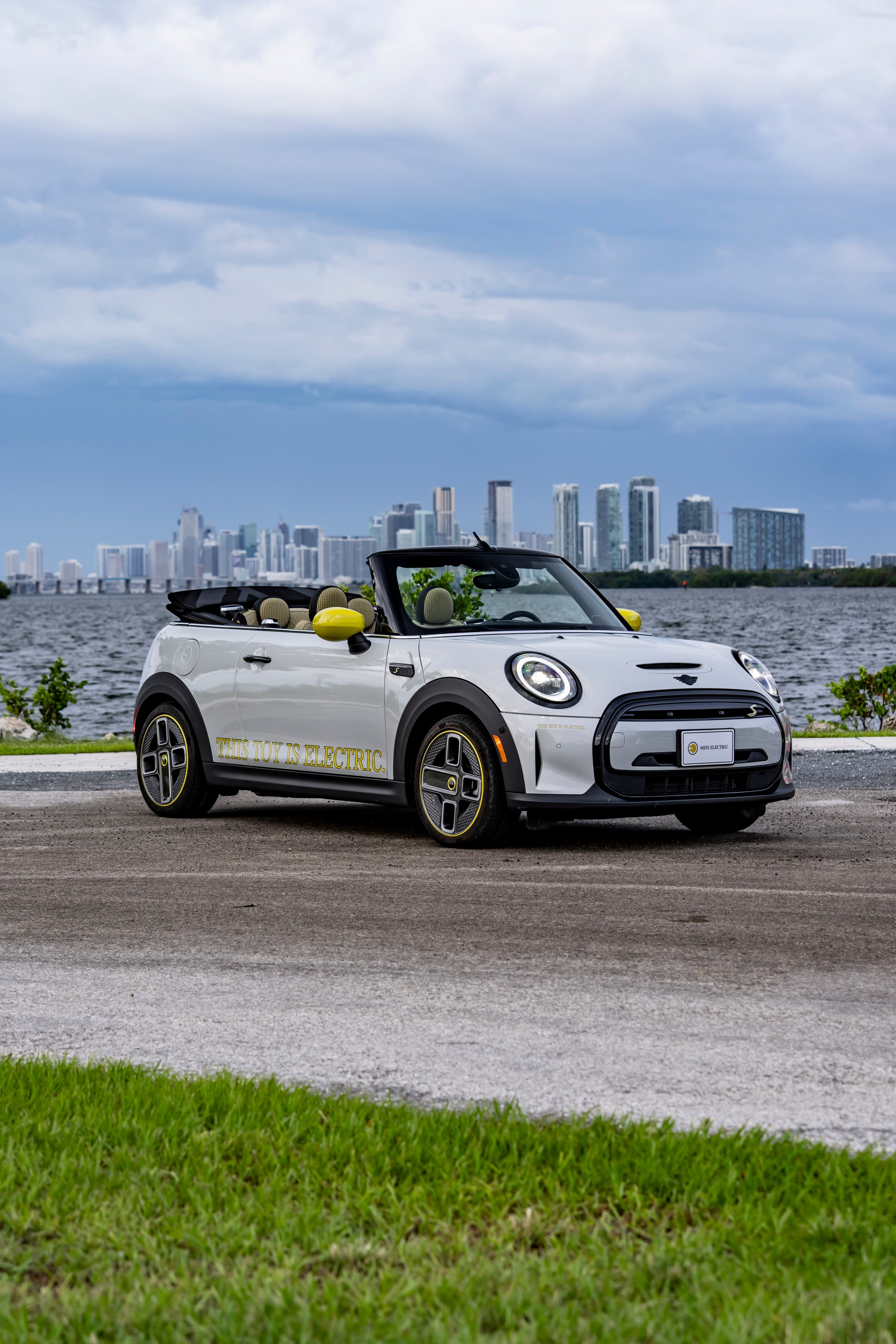 Download 2022 Mini Cooper SE Convertible Concept - Front Three-Quarter HD Phone Wallpaper 1920x2880 #217