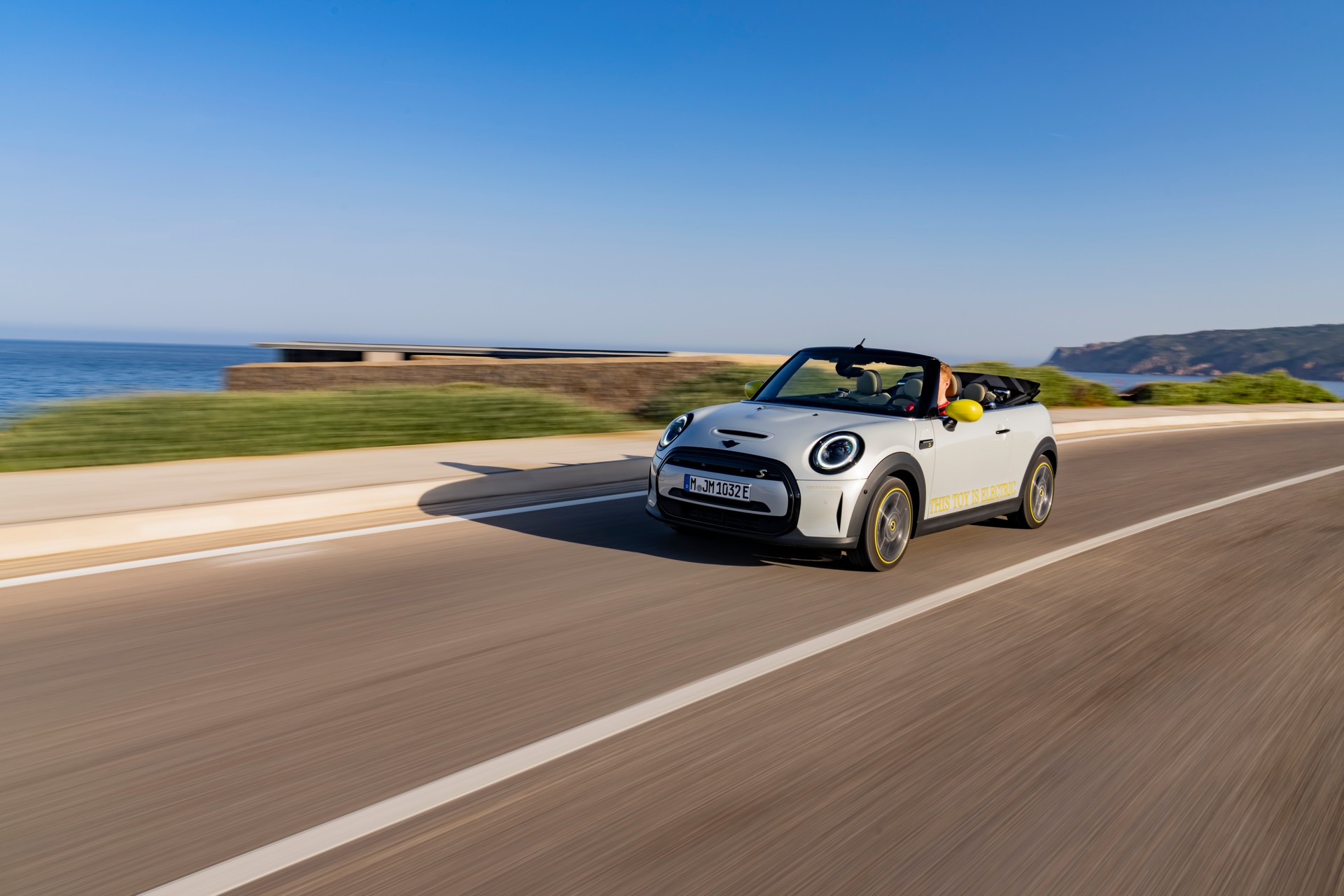 Download 2022 Mini Cooper SE Convertible Concept - Front Three-Quarter HD Wallpaper 1920x1280 #20