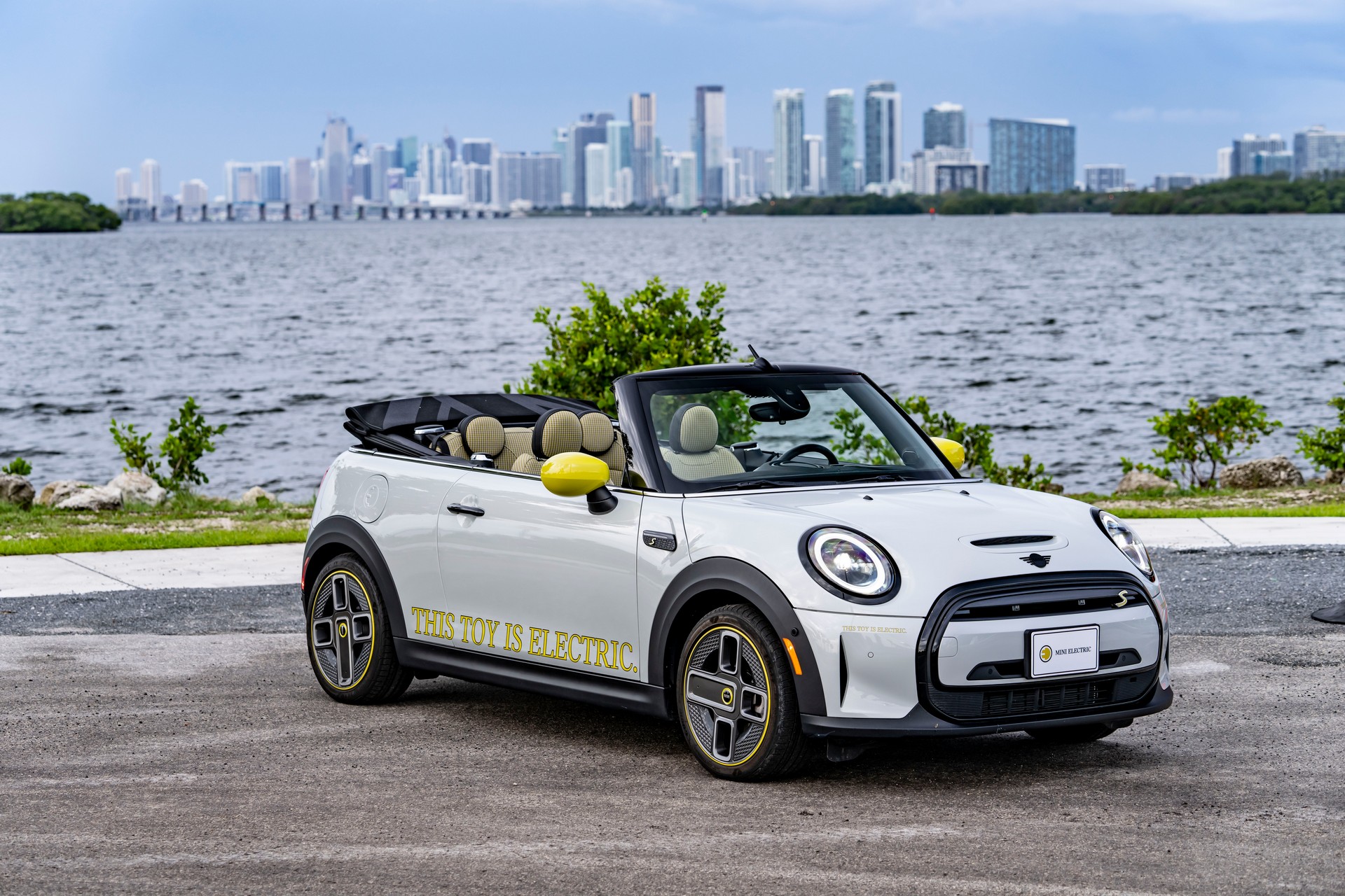 Download 2022 Mini Cooper SE Convertible Concept - Front Three-Quarter HD Wallpaper 1920x1280 #218