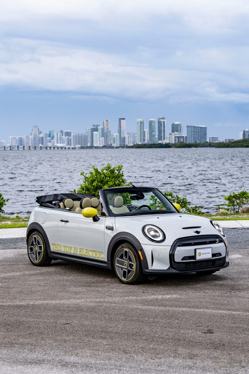 2022 Mini Cooper SE Convertible Concept - Front Three-Quarter Phone Wallpaper 850x1275 #219