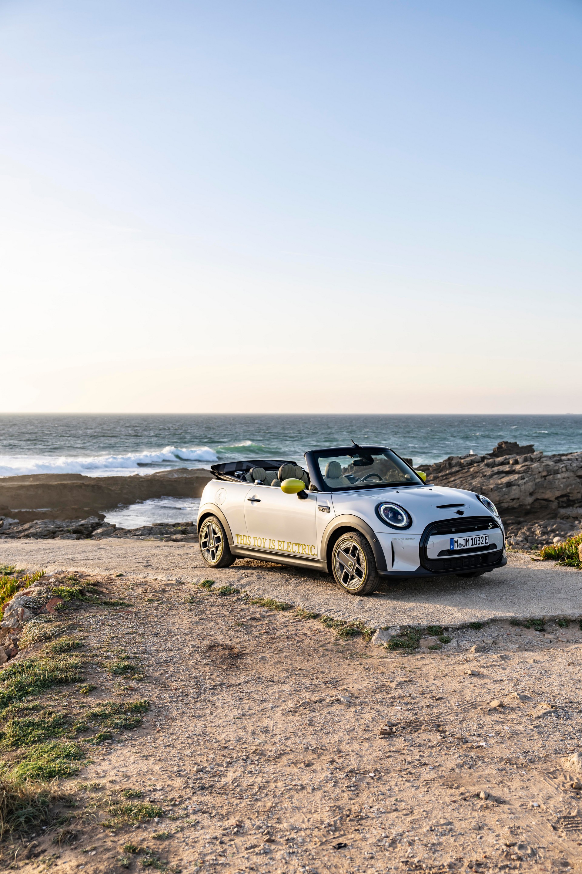 Download 2022 Mini Cooper SE Convertible Concept - Front Three-Quarter HD Phone Wallpaper 1920x2880 #49