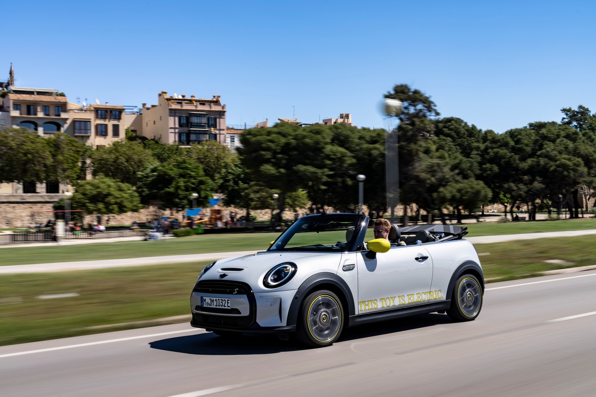 Download 2022 Mini Cooper SE Convertible Concept - Front Three-Quarter HD Wallpaper 1920x1280 #121