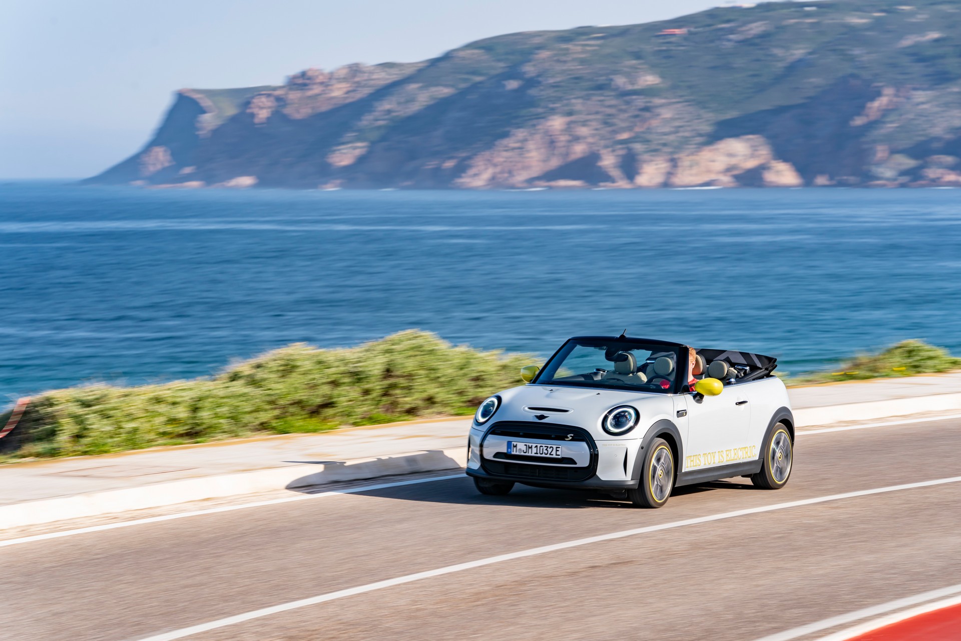 Download 2022 Mini Cooper SE Convertible Concept - Front Three-Quarter HD Wallpaper 1920x1280 #23