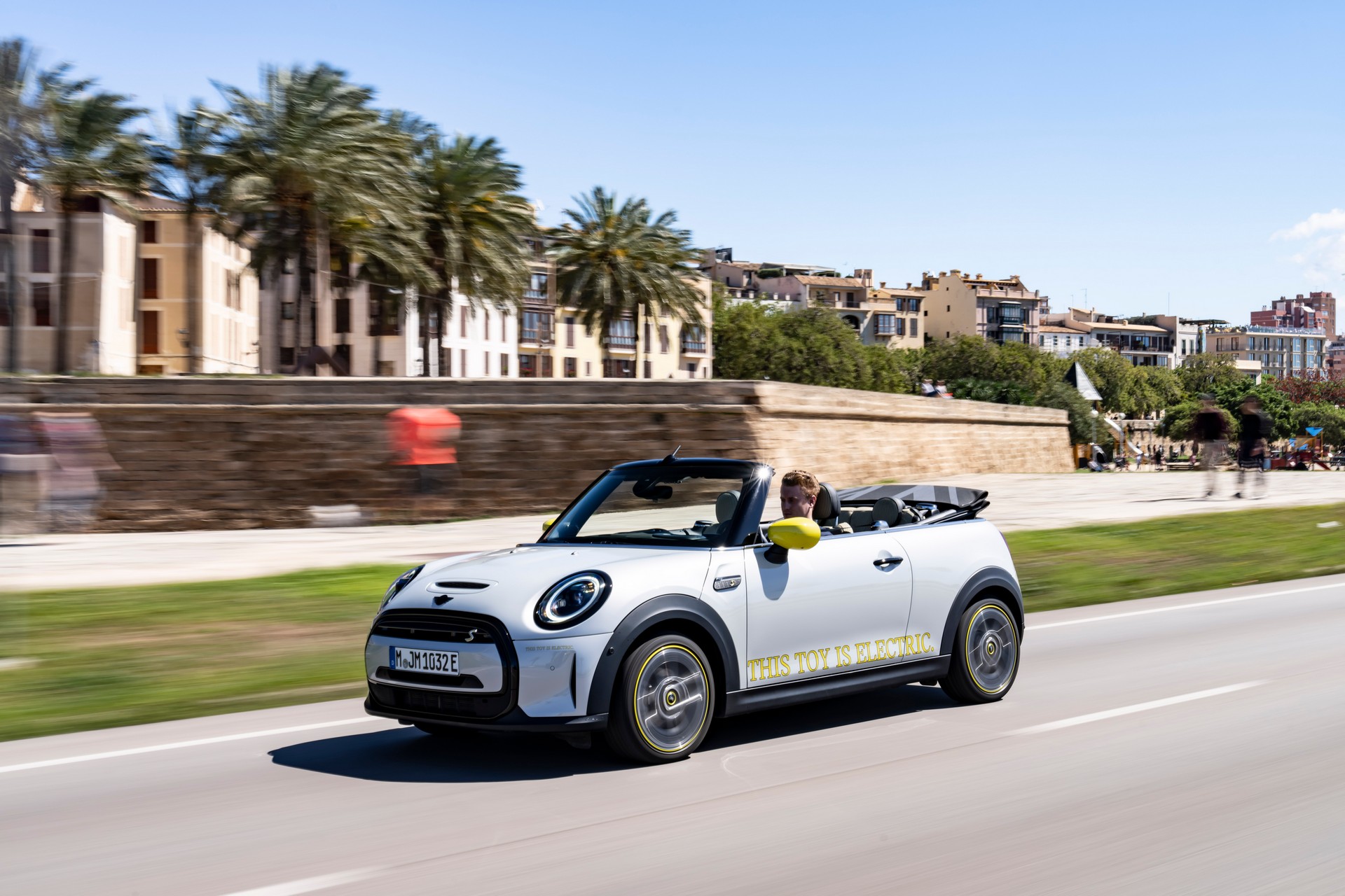 Download 2022 Mini Cooper SE Convertible Concept - Front Three-Quarter HD Wallpaper 1920x1280 #122