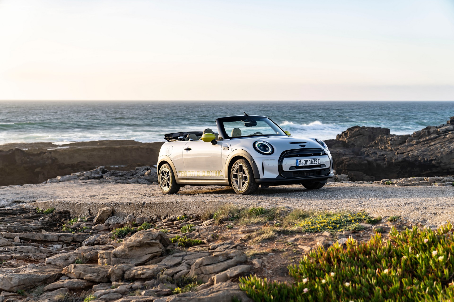 Download 2022 Mini Cooper SE Convertible Concept - Front Three-Quarter HD Wallpaper 1920x1280 #51