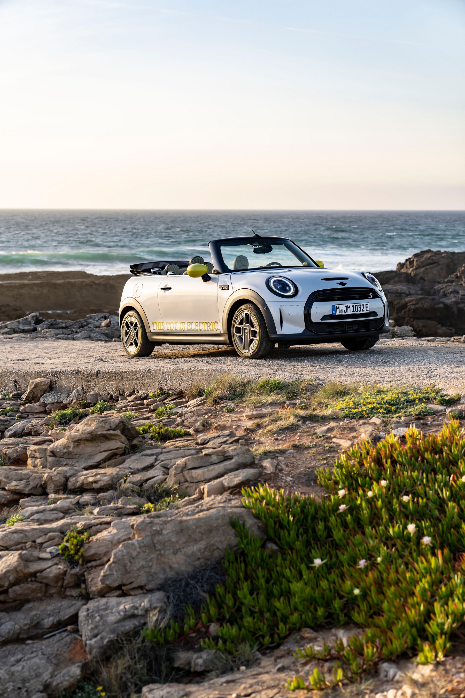 Download 2022 Mini Cooper SE Convertible Concept - Front Three-Quarter HD Phone Wallpaper 1920x2880 #52