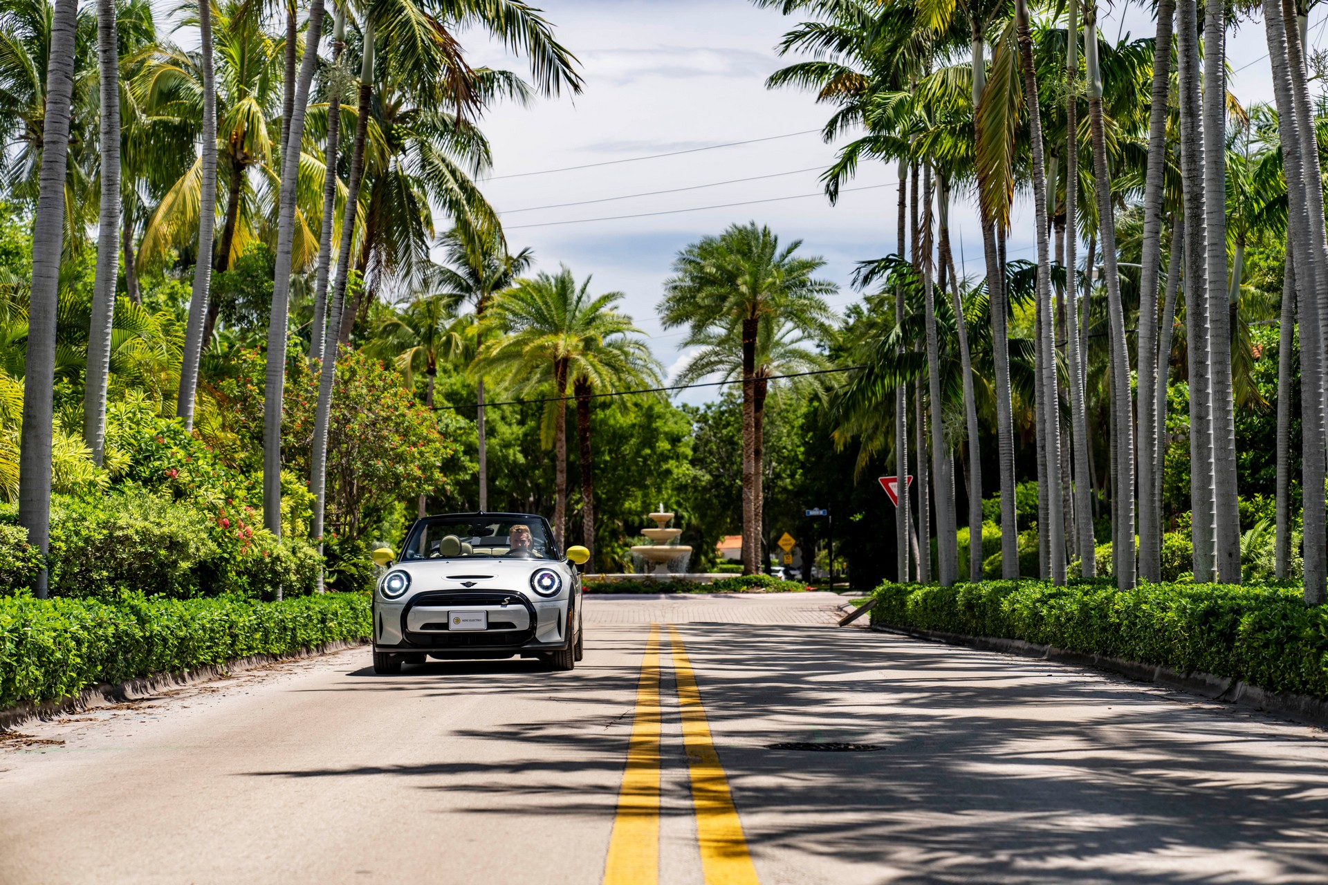 Download 2022 Mini Cooper SE Convertible Concept - Front HD Wallpaper 1920x1280 #225