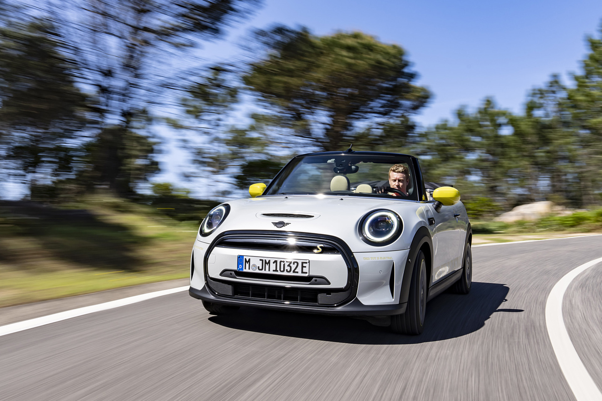 Download 2022 Mini Cooper SE Convertible Concept - Front HD Wallpaper 1921x1280 #1