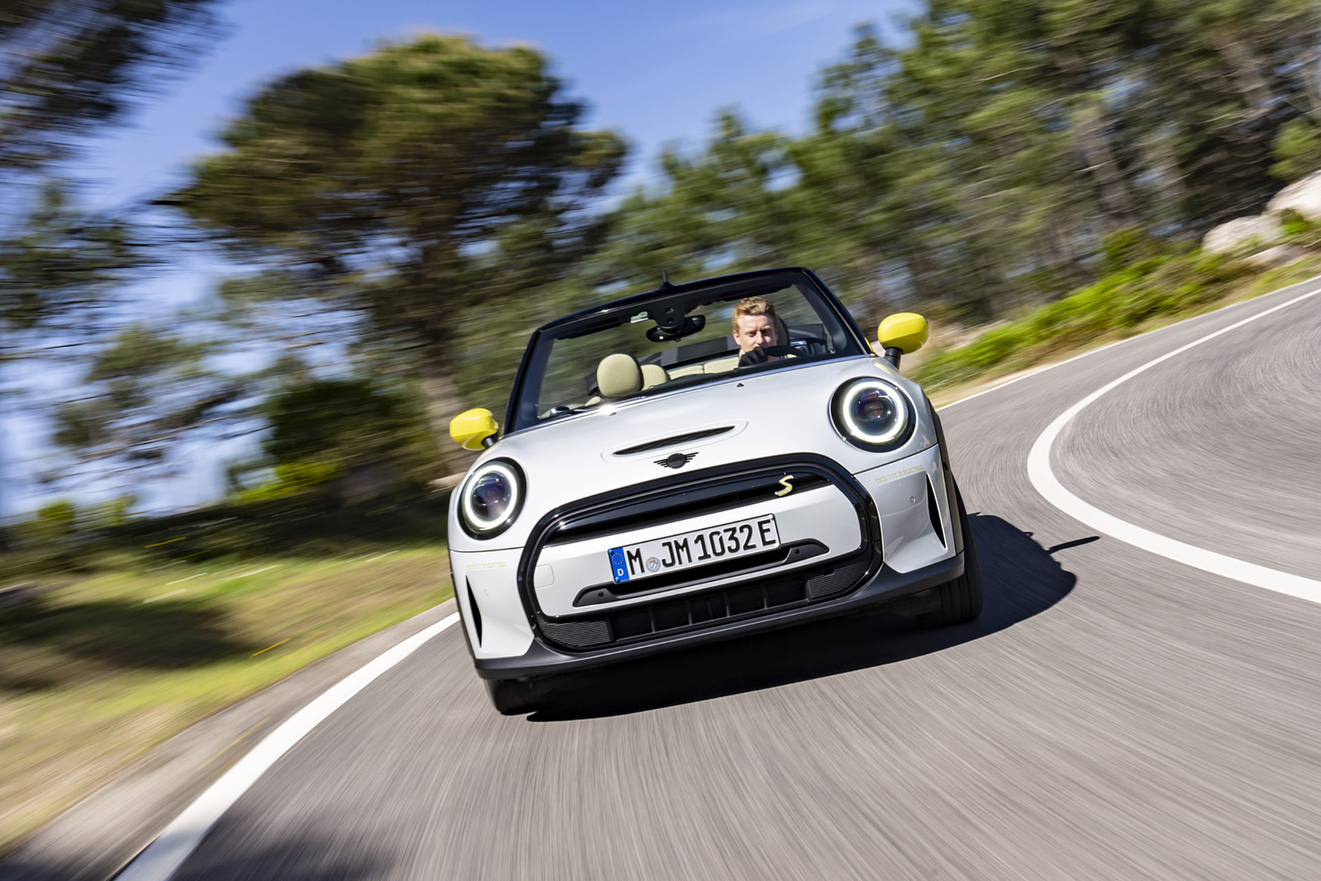 Download 2022 Mini Cooper SE Convertible Concept - Front HD Wallpaper 1921x1281 #2