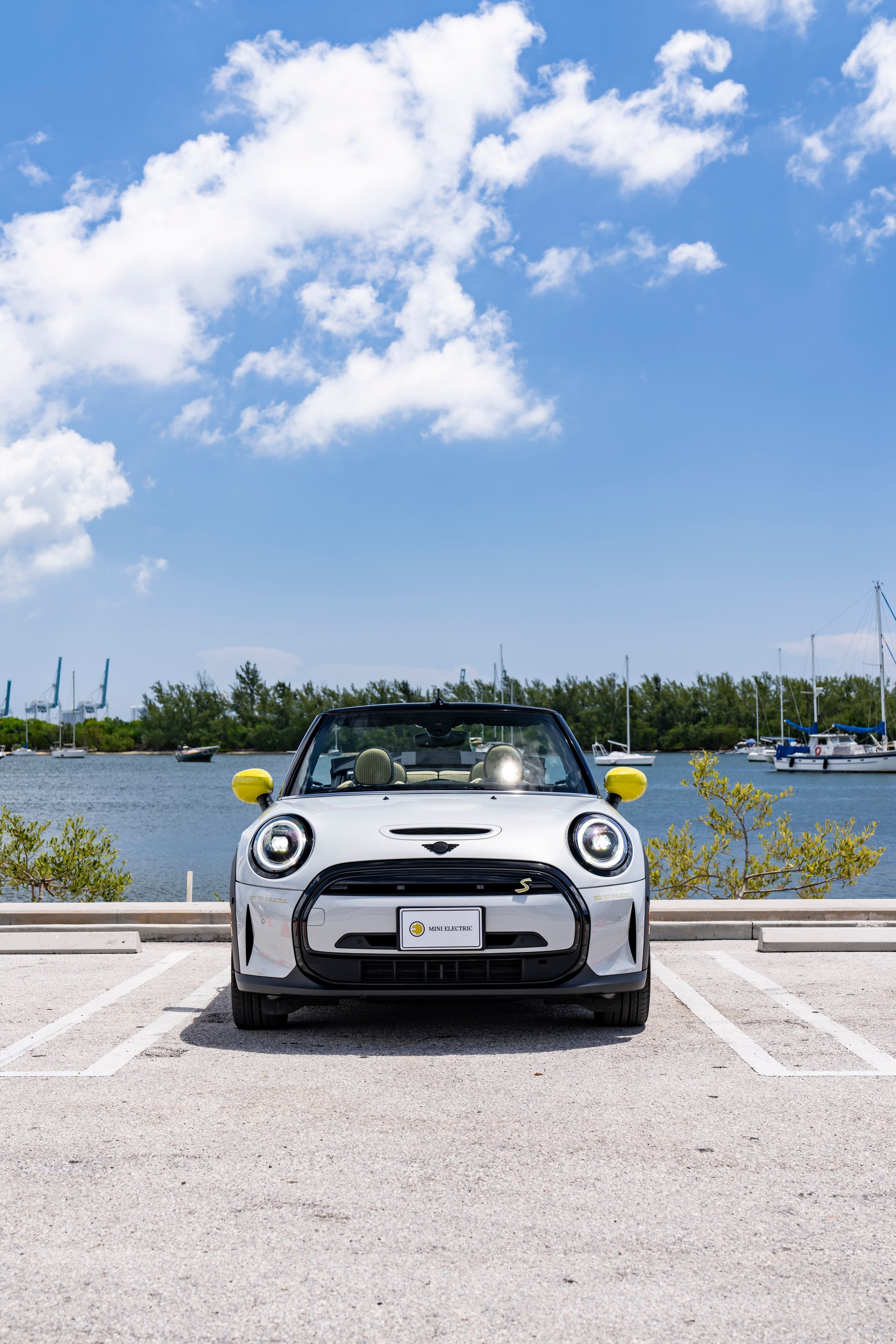 Download 2022 Mini Cooper SE Convertible Concept - Front HD Phone Wallpaper 1920x2880 #239