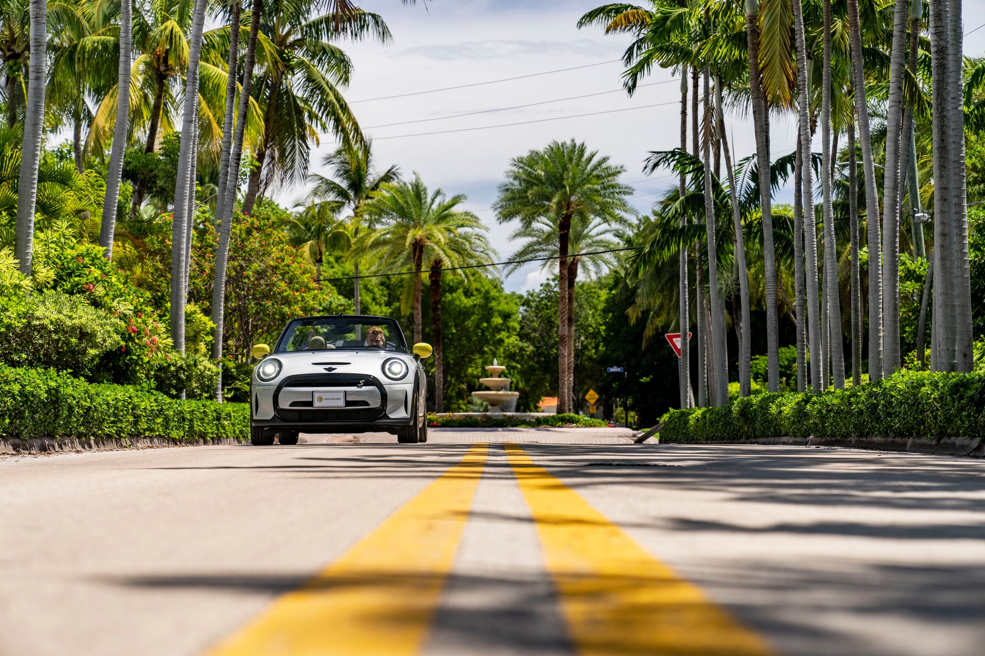 Download 2022 Mini Cooper SE Convertible Concept - Front HD Wallpaper 1920x1280 #227