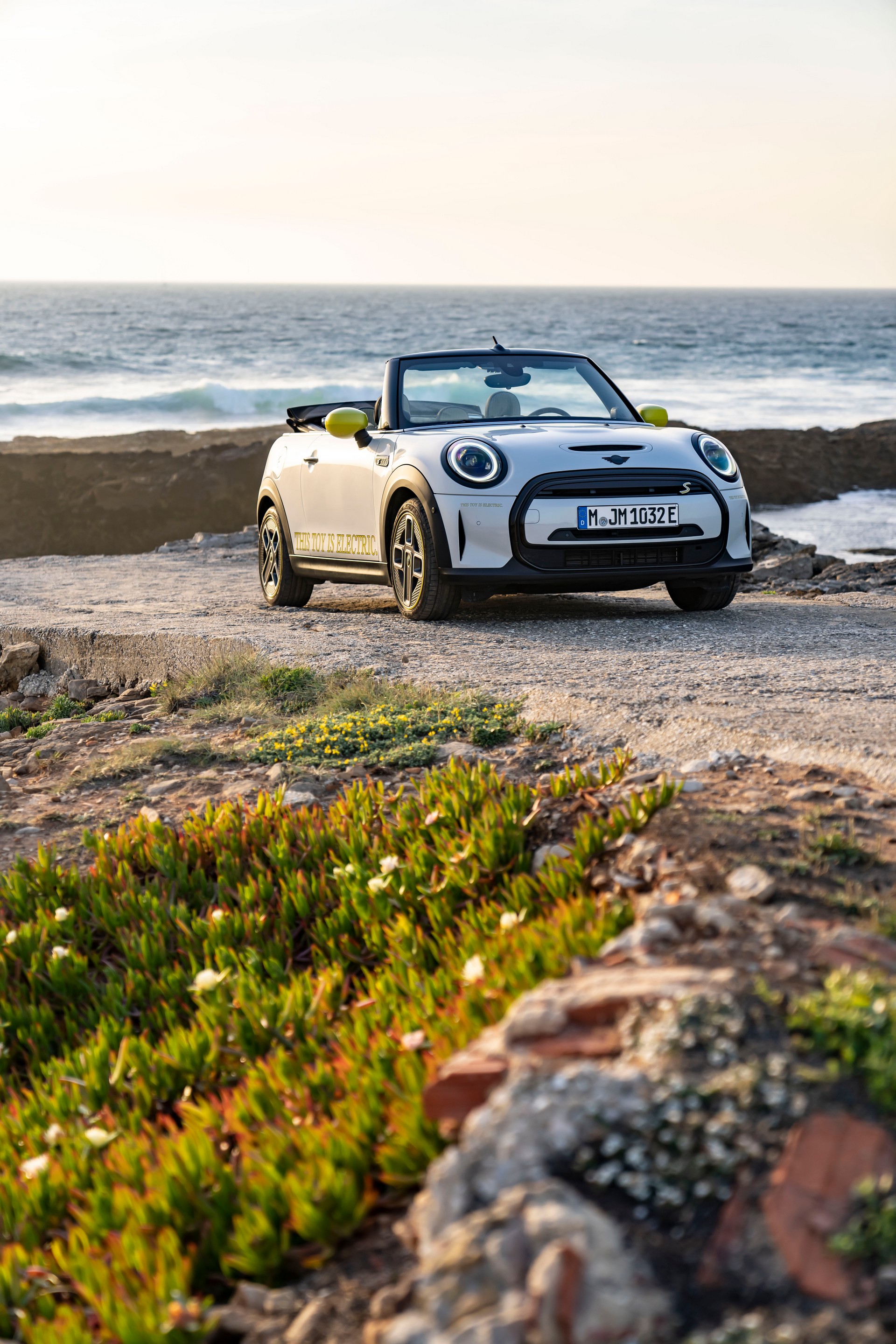 Download 2022 Mini Cooper SE Convertible Concept - Front HD Phone Wallpaper 1920x2880 #54