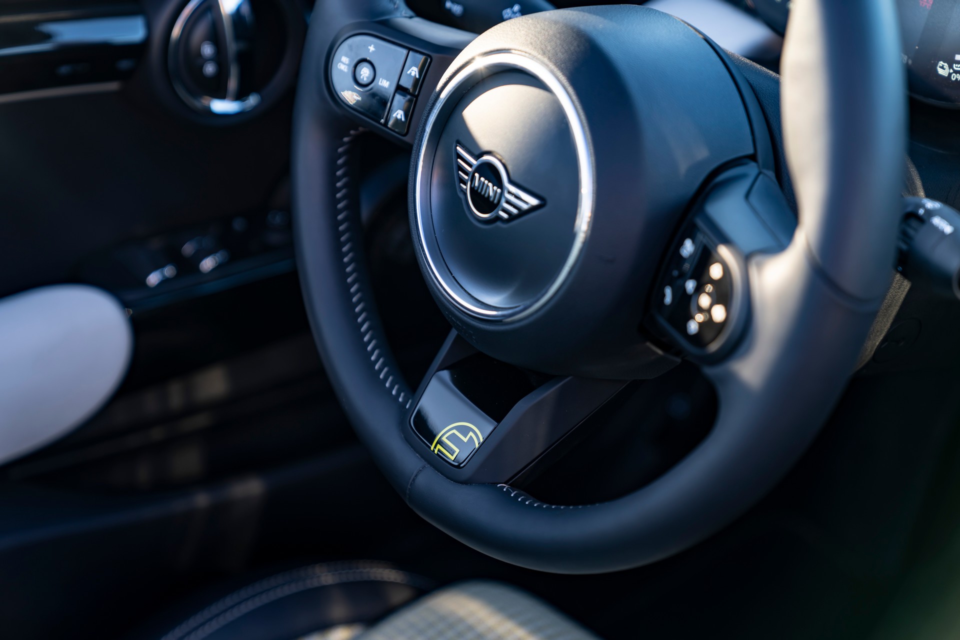 Download 2022 Mini Cooper SE Convertible Concept - Interior, Steering Wheel HD Wallpaper 1920x1280 #158