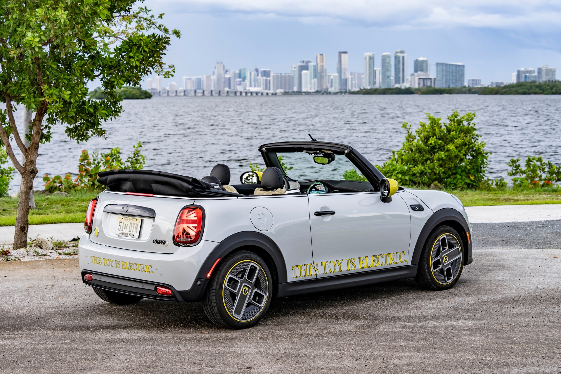 Download 2022 Mini Cooper SE Convertible Concept - Rear Three-Quarter HD Wallpaper 1920x1280 #220