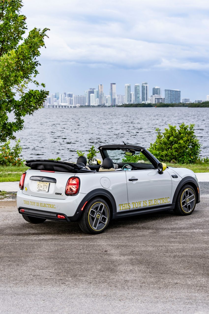 2022 Mini Cooper SE Convertible Concept - Rear Three-Quarter Phone Wallpaper 850x1275 #221