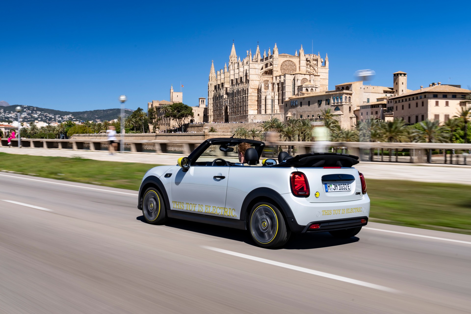 Download 2022 Mini Cooper SE Convertible Concept - Rear Three-Quarter HD Wallpaper 1920x1280 #128