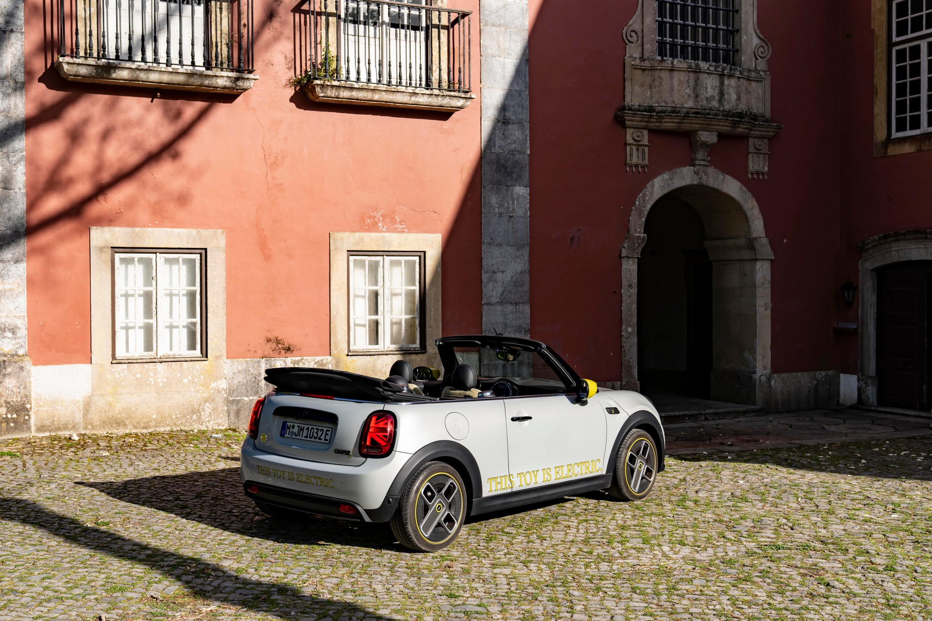 Download 2022 Mini Cooper SE Convertible Concept - Rear Three-Quarter HD Wallpaper 1920x1280 #83