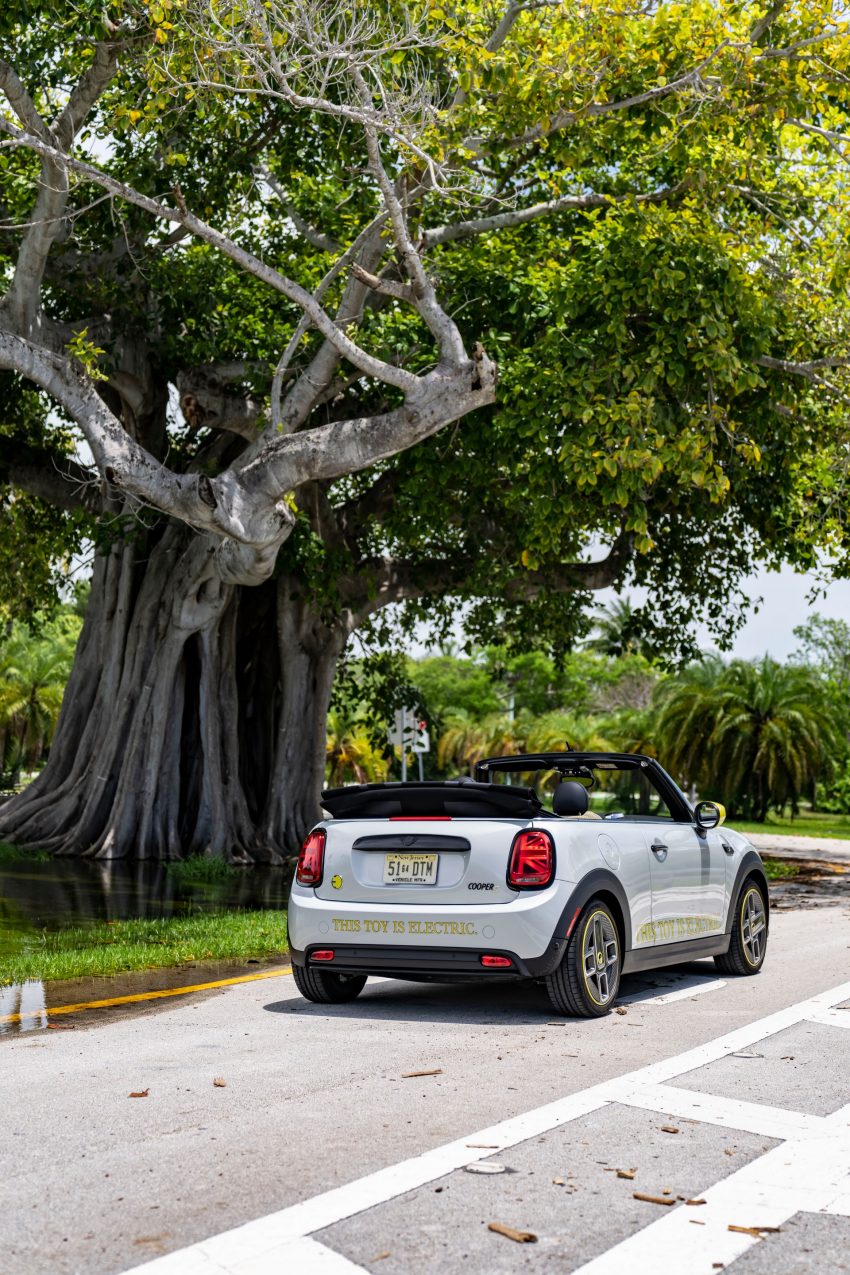 2022 Mini Cooper SE Convertible Concept - Rear Three-Quarter Phone Wallpaper 850x1275 #241