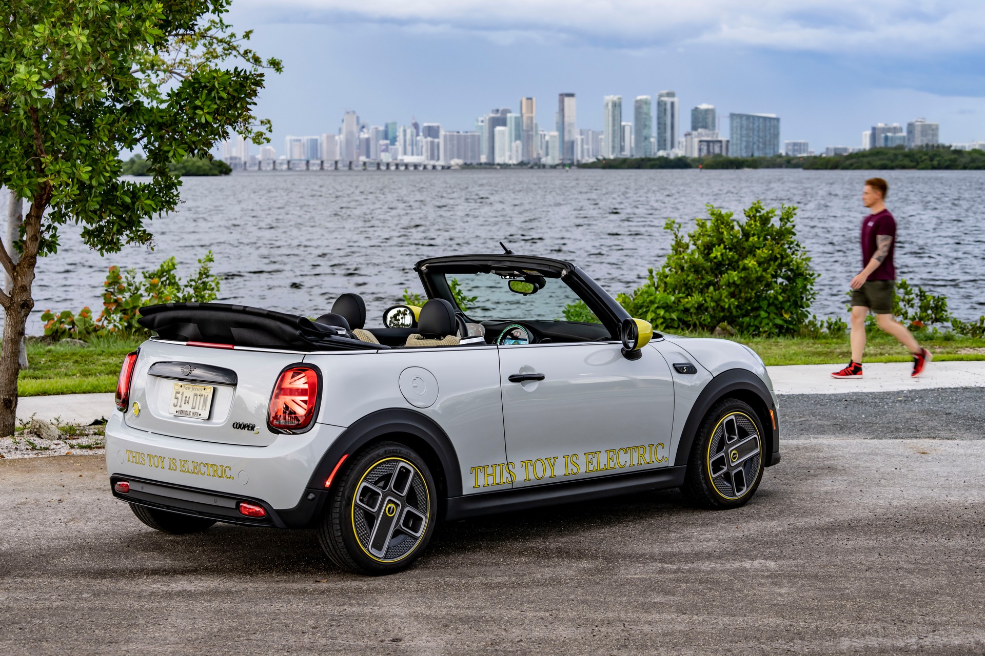 Download 2022 Mini Cooper SE Convertible Concept - Rear Three-Quarter HD Wallpaper 1920x1280 #222
