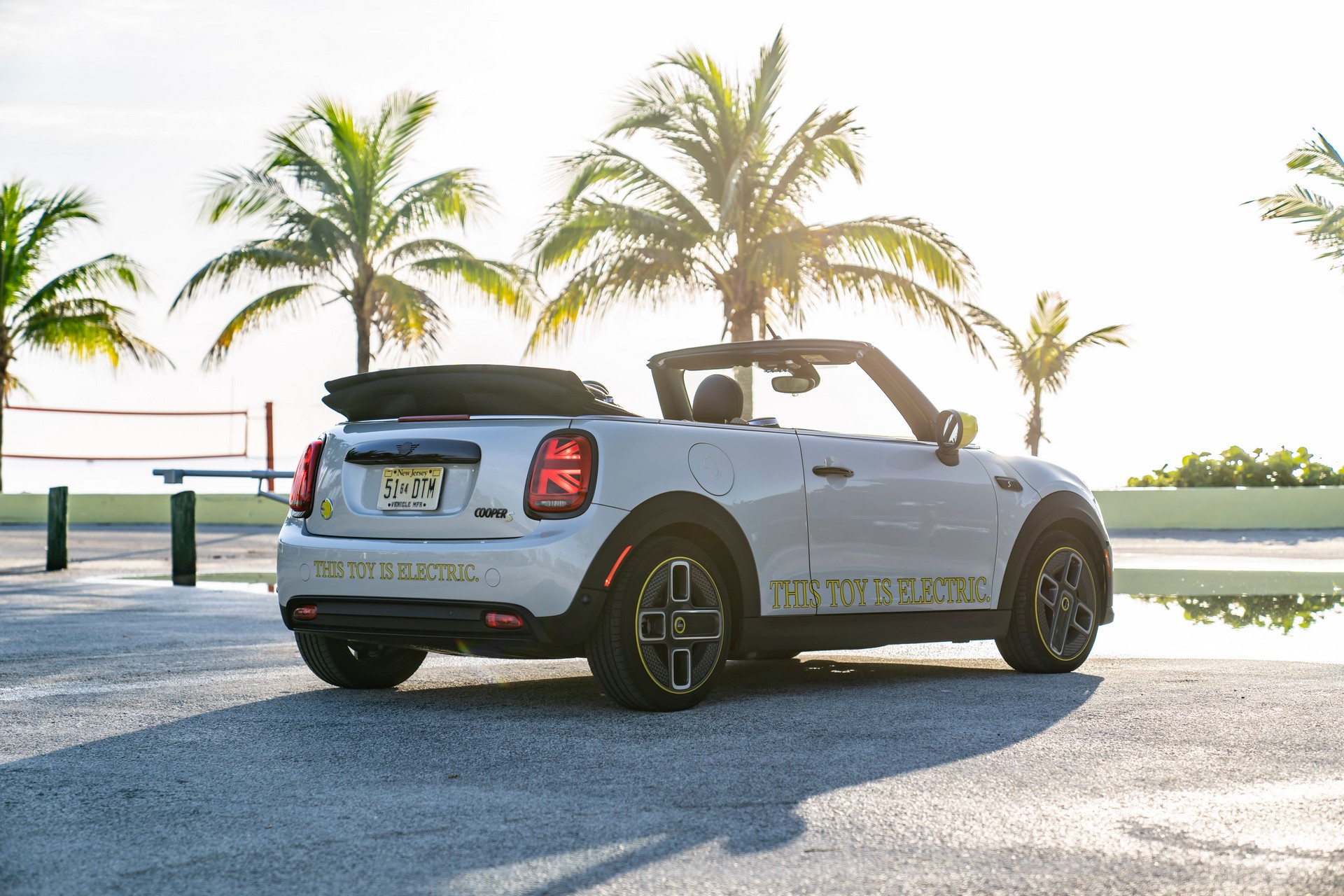 Download 2022 Mini Cooper SE Convertible Concept - Rear Three-Quarter HD Wallpaper 1920x1280 #242