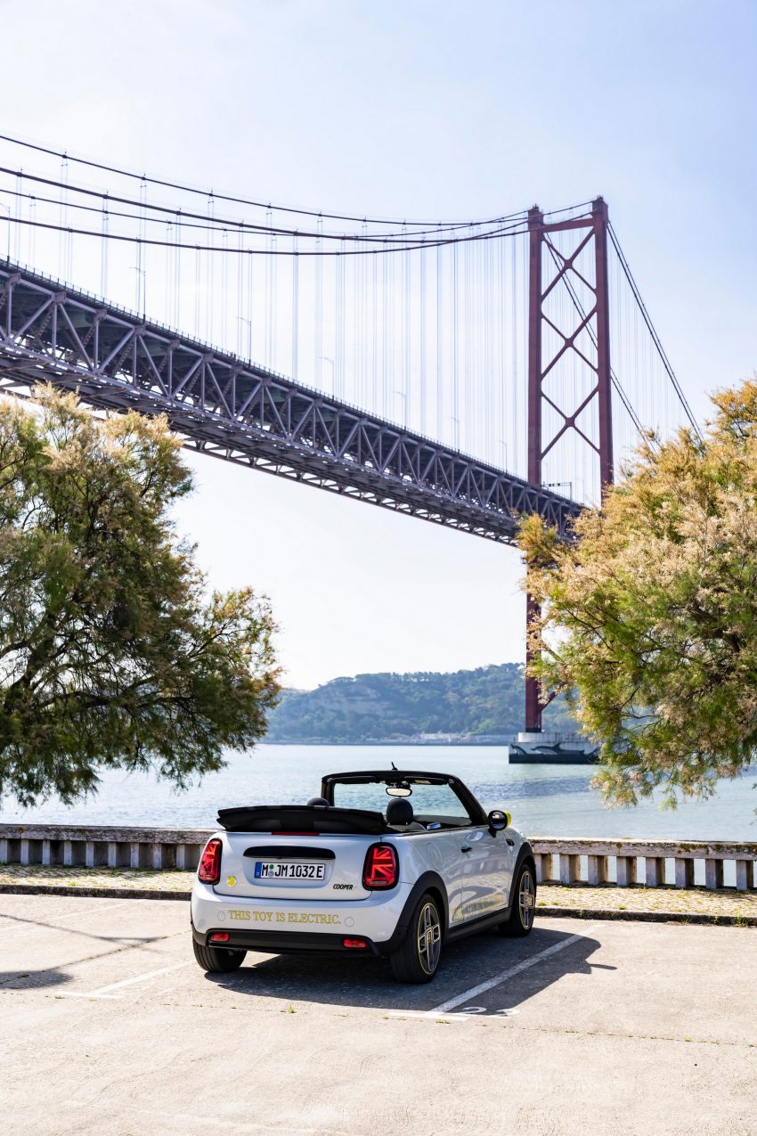 2022 Mini Cooper SE Convertible Concept - Rear Phone Wallpaper 850x1275 #70