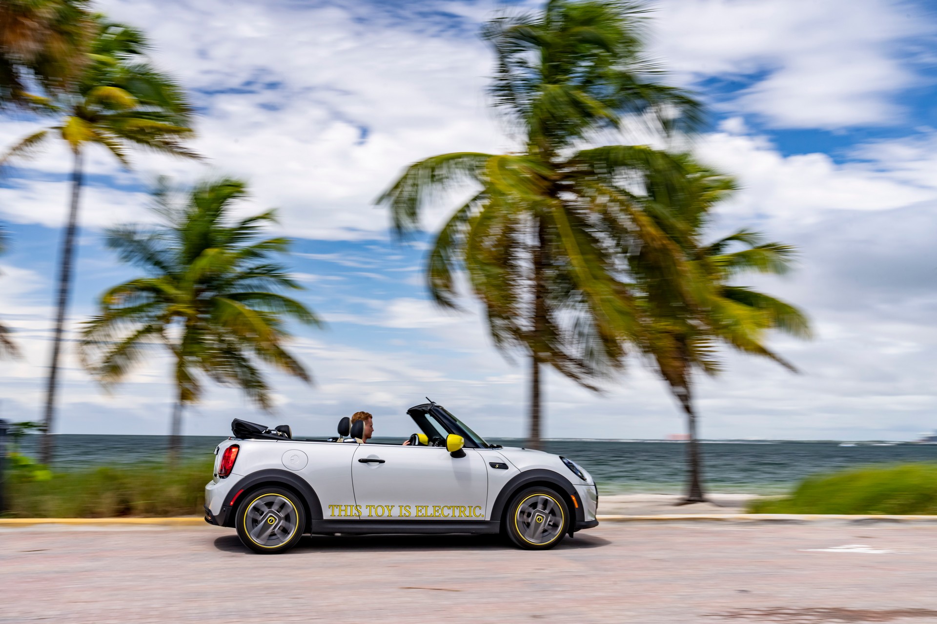 Download 2022 Mini Cooper SE Convertible Concept - Side HD Wallpaper 1920x1280 #204