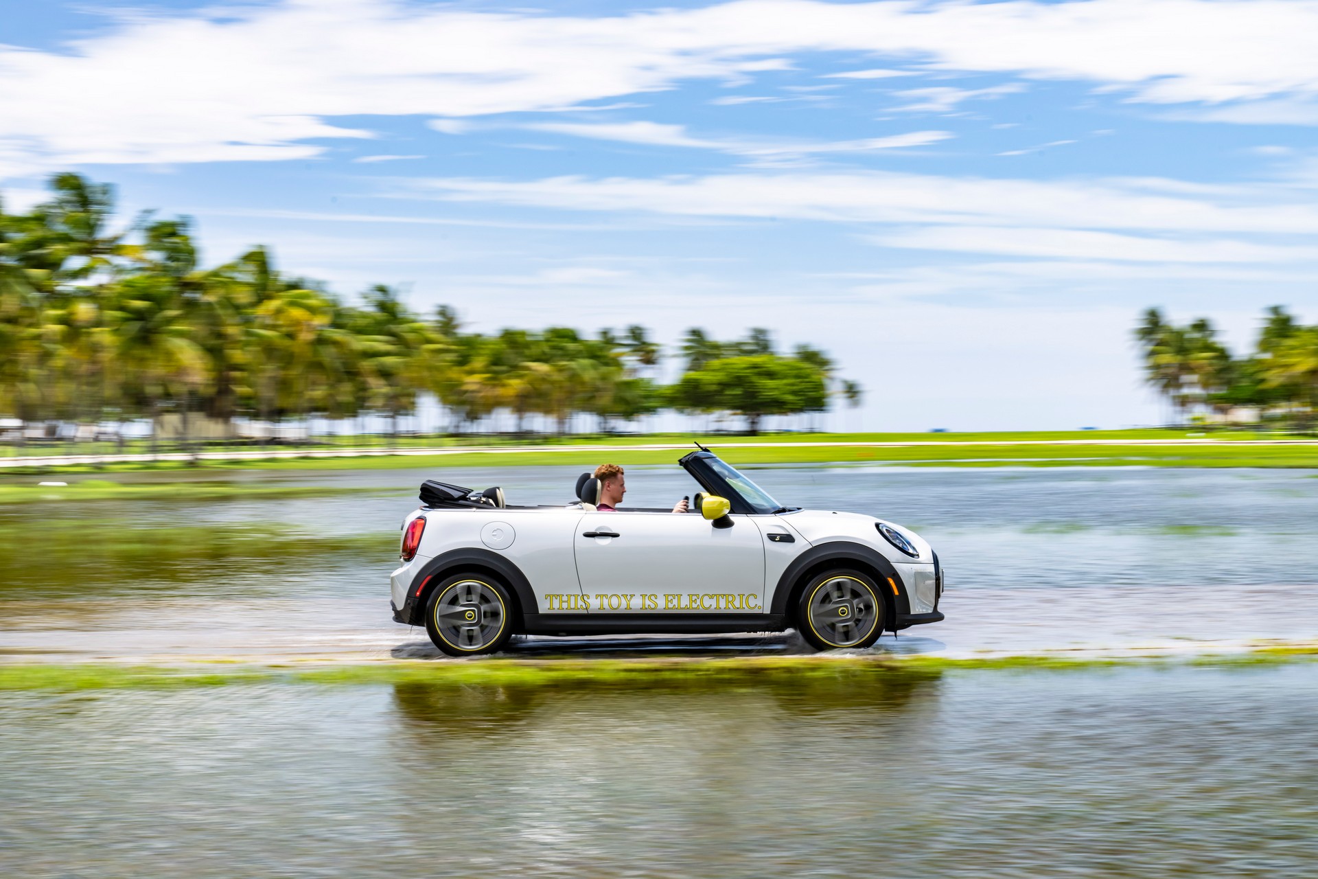 Download 2022 Mini Cooper SE Convertible Concept - Side HD Wallpaper 1920x1280 #207