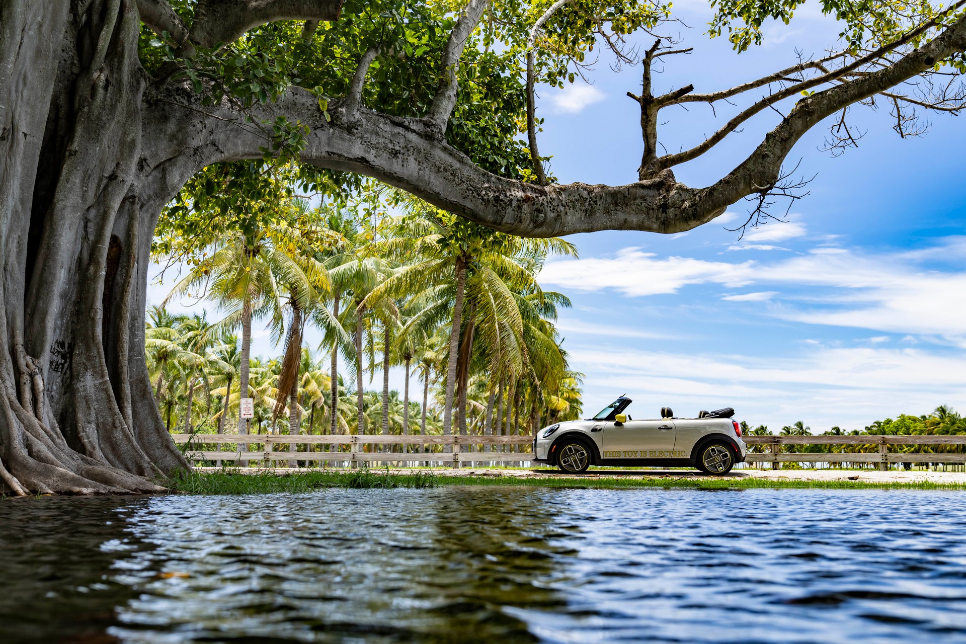 Download 2022 Mini Cooper SE Convertible Concept - Side HD Wallpaper 1920x1280 #230