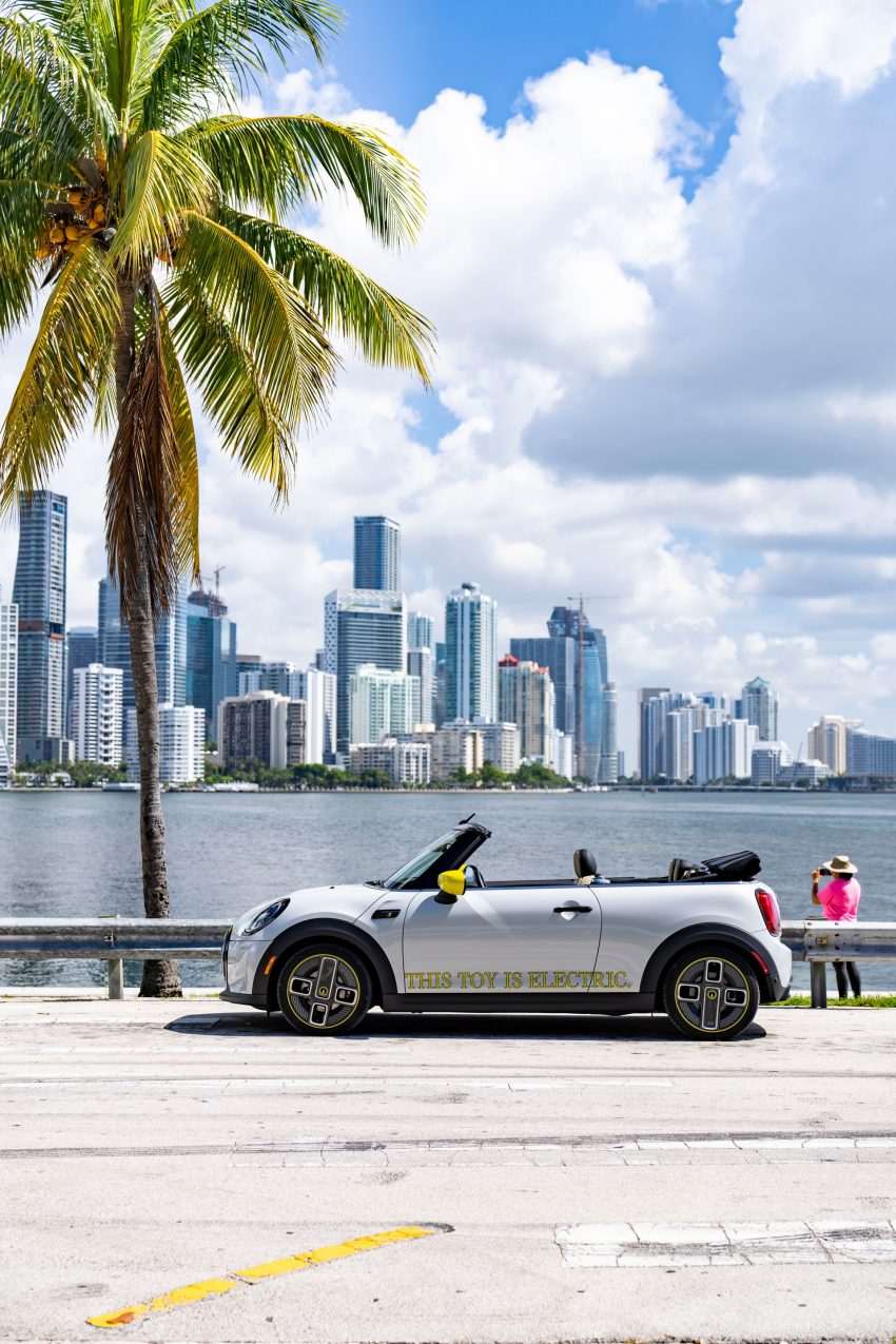 2022 Mini Cooper SE Convertible Concept - Side Phone Wallpaper 850x1275 #213