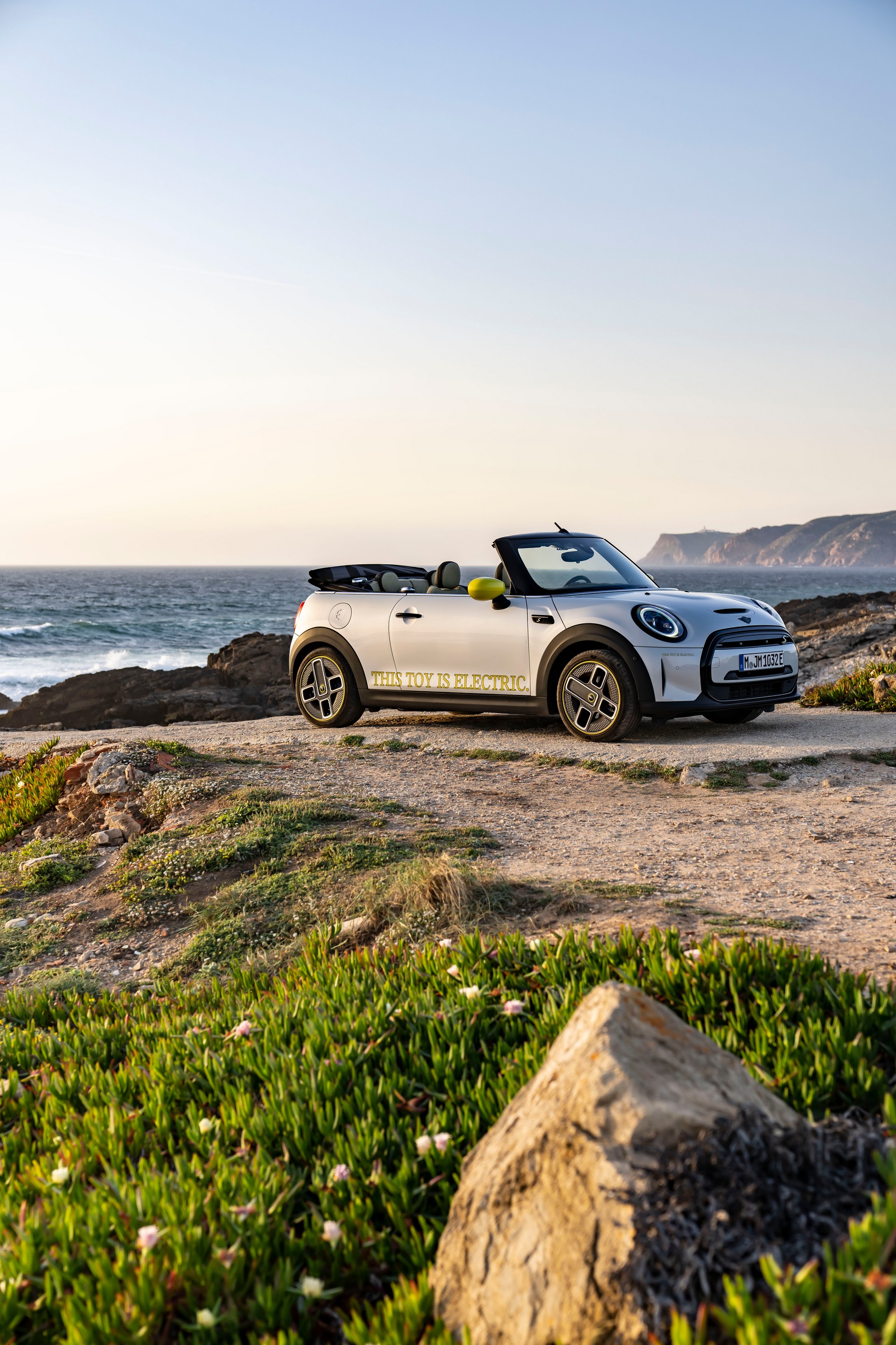 Download 2022 Mini Cooper SE Convertible Concept - Side HD Phone Wallpaper 1920x2880 #58