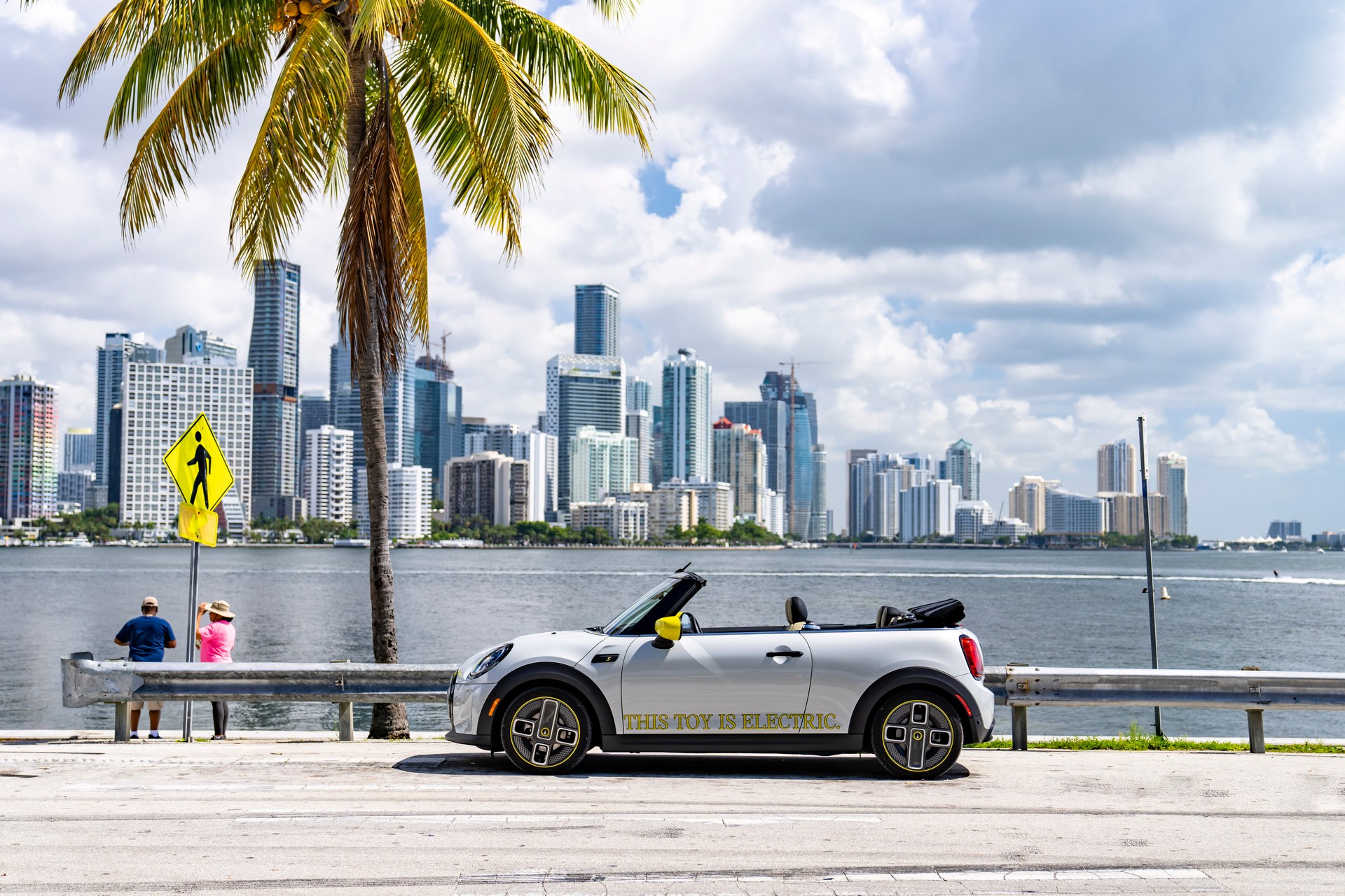 Download 2022 Mini Cooper SE Convertible Concept - Side HD Wallpaper 1920x1280 #212