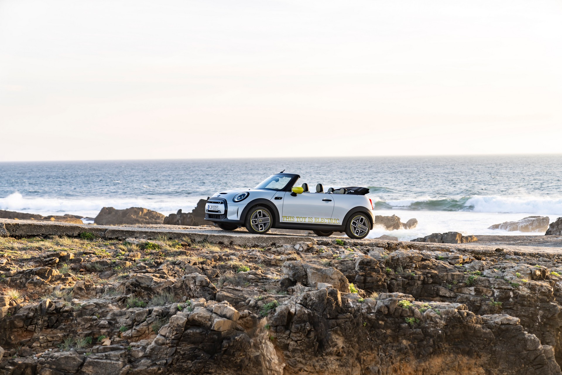 Download 2022 Mini Cooper SE Convertible Concept - Side HD Wallpaper 1920x1280 #60