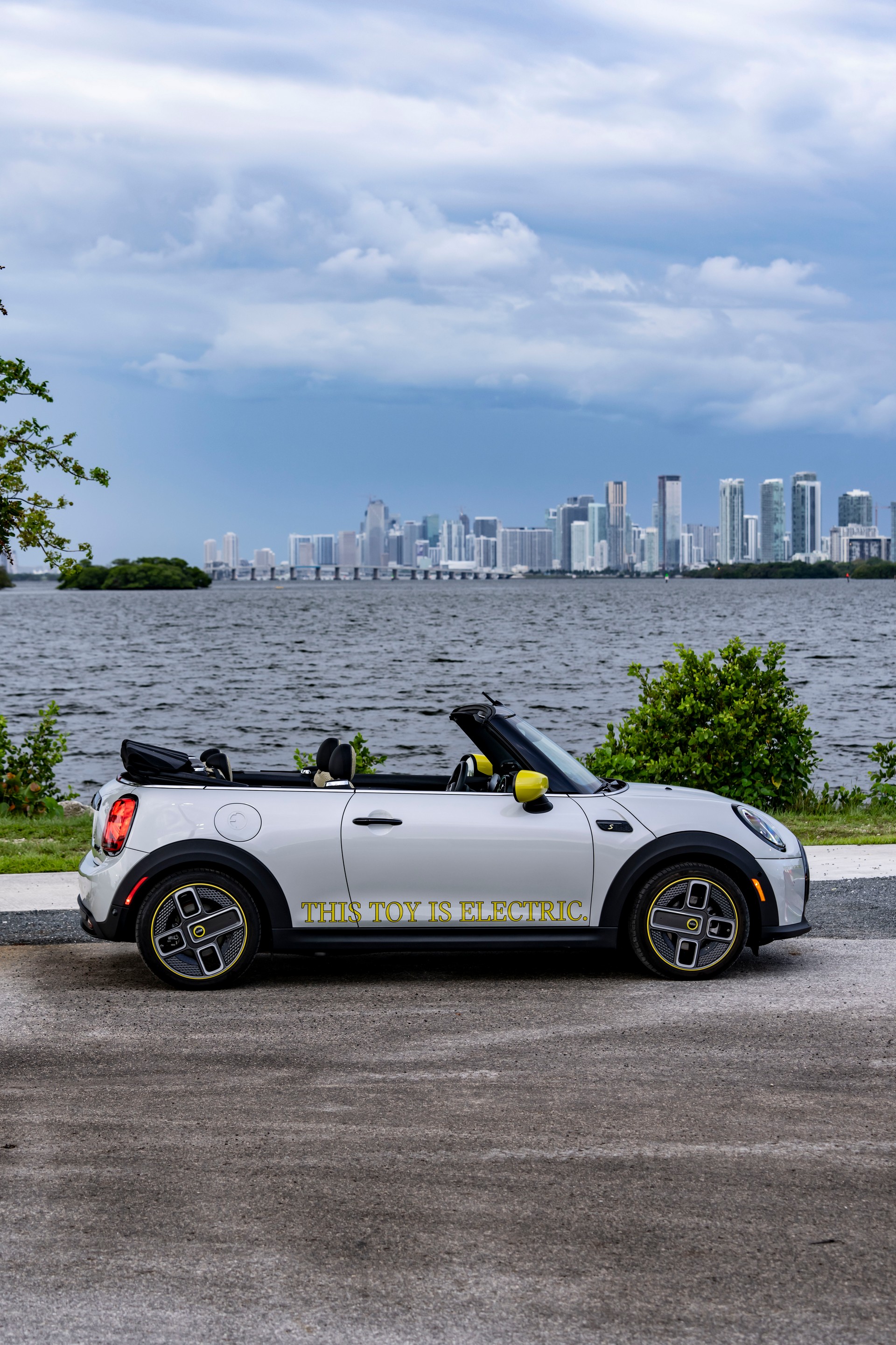 Download 2022 Mini Cooper SE Convertible Concept - Side HD Phone Wallpaper 1920x2880 #209