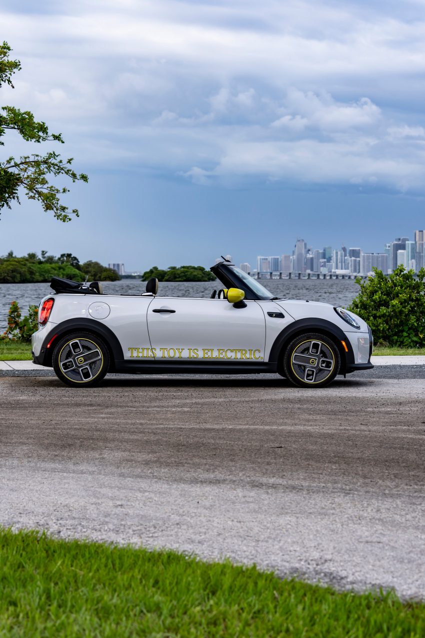 2022 Mini Cooper SE Convertible Concept - Side Phone Wallpaper 850x1275 #208