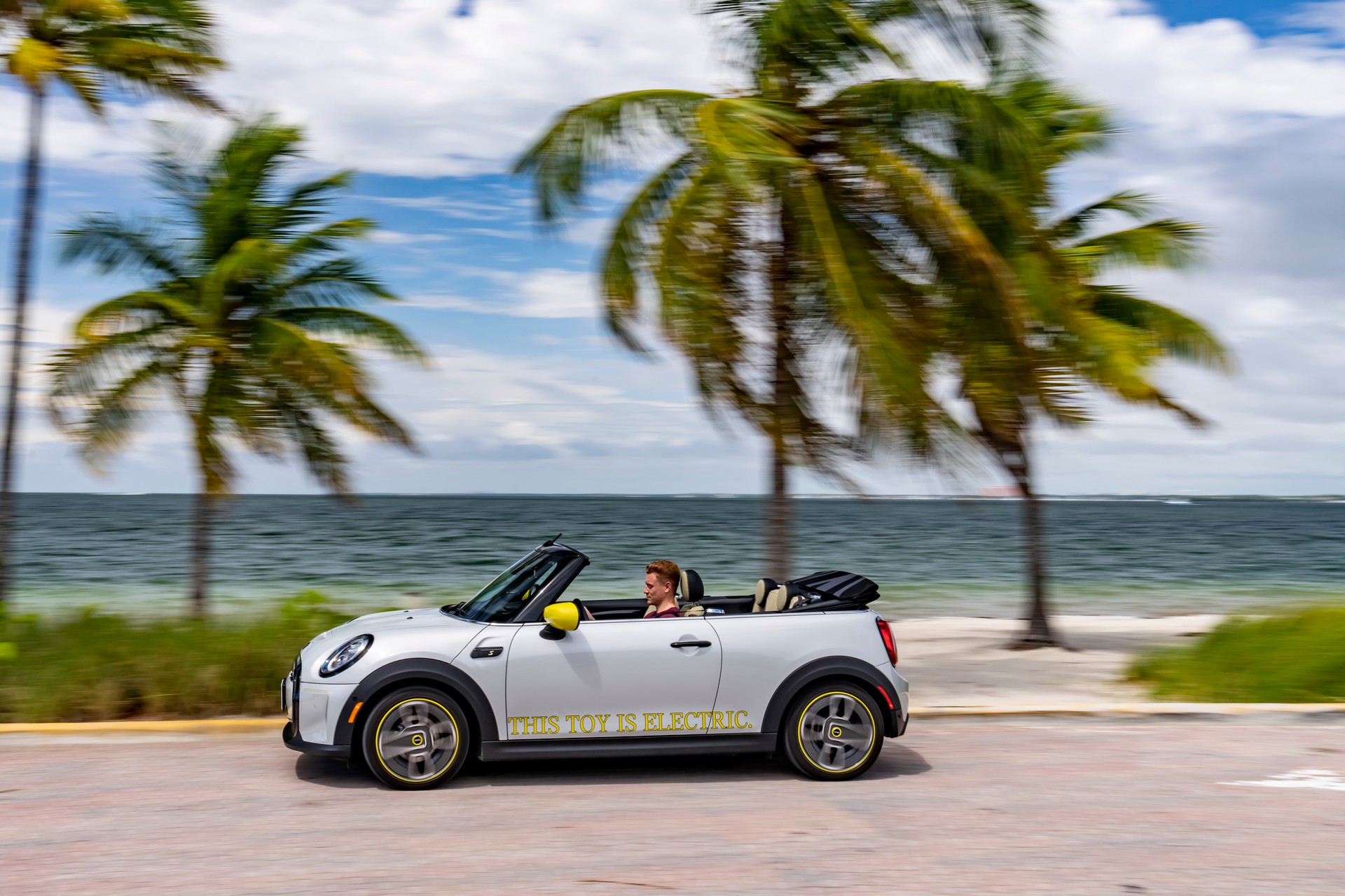 Download 2022 Mini Cooper SE Convertible Concept - Side HD Wallpaper 1920x1280 #202