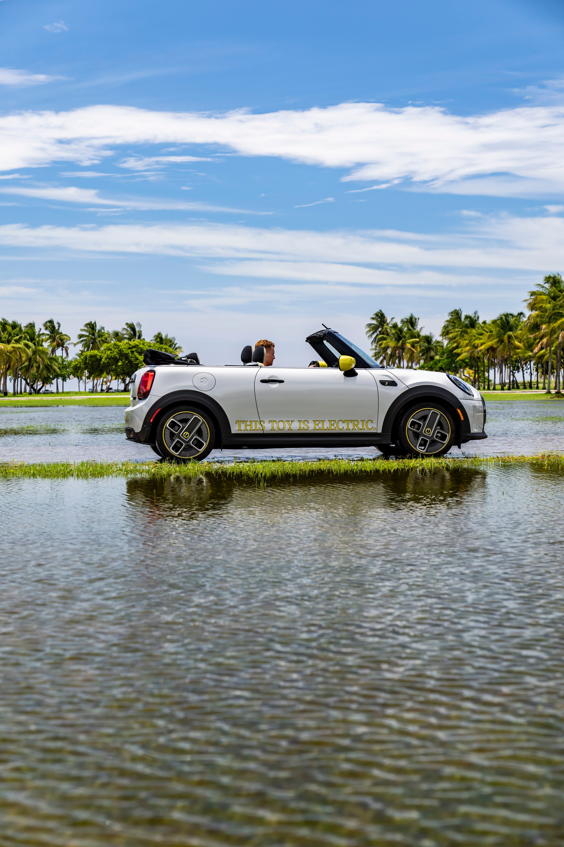 Download 2022 Mini Cooper SE Convertible Concept - Side HD Phone Wallpaper 1920x2880 #236