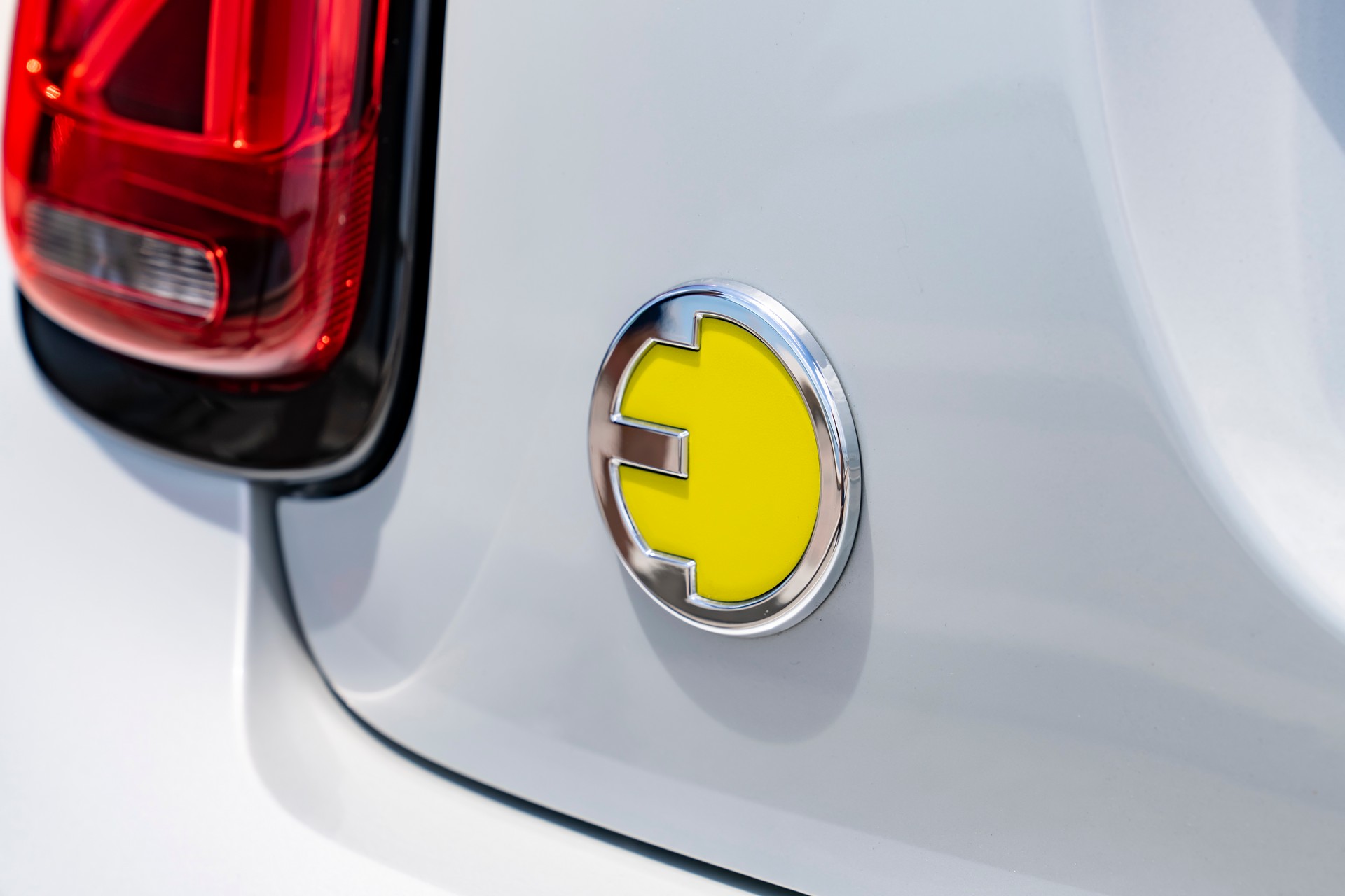 Download 2022 Mini Cooper SE Convertible Concept - Tail Light HD Wallpaper 1920x1280 #258