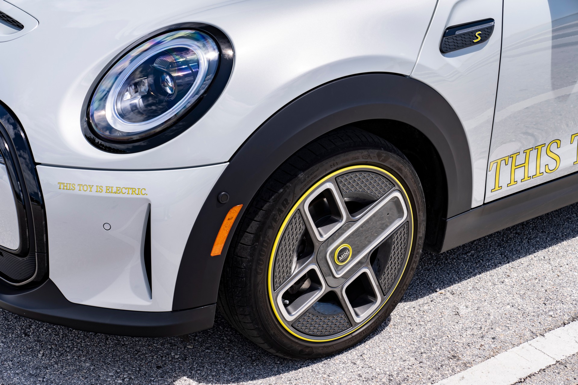 Download 2022 Mini Cooper SE Convertible Concept - Wheel HD Wallpaper 1920x1280 #249