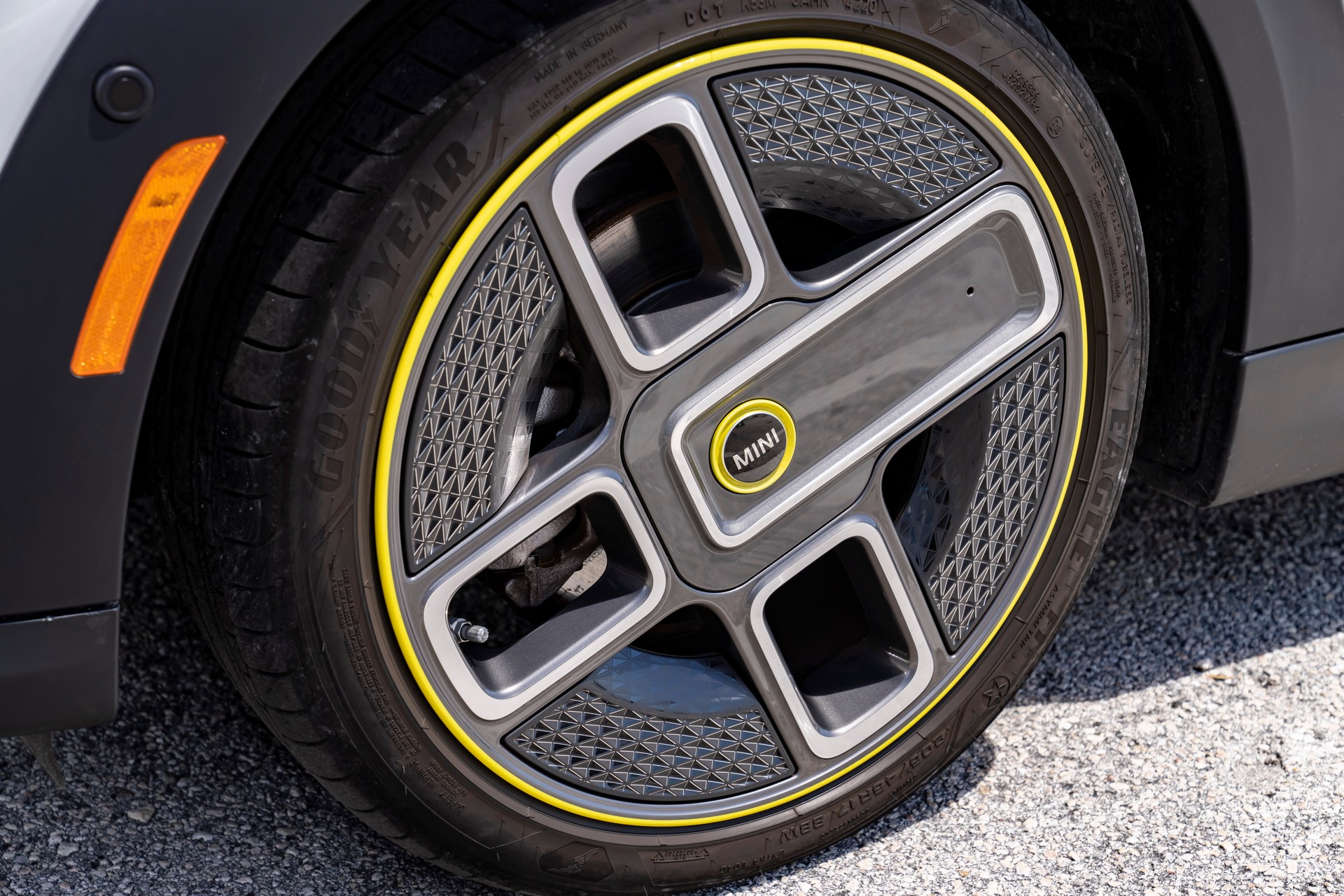 Download 2022 Mini Cooper SE Convertible Concept - Wheel HD Wallpaper 1920x1280 #250