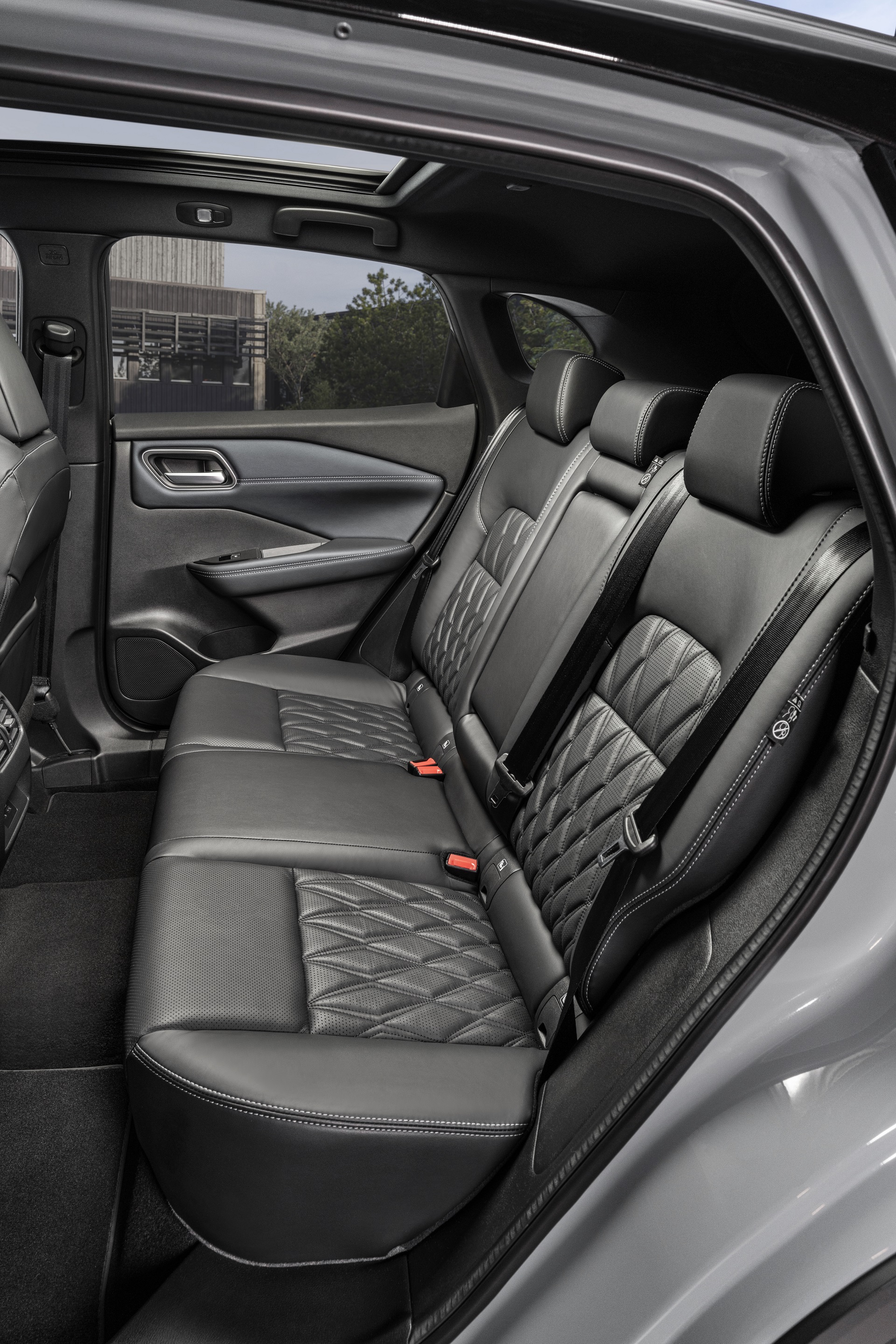 Download 2022 Nissan Qashqai e-Power - Interior, Rear Seats HD Phone Wallpaper 1920x2880 #90