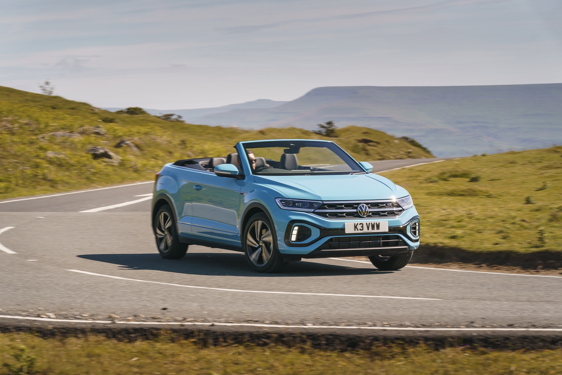 Download 2022 Volkswagen T-Roc Cabriolet - UK version - Front Three-Quarter HD Wallpaper 1920x1280 #1