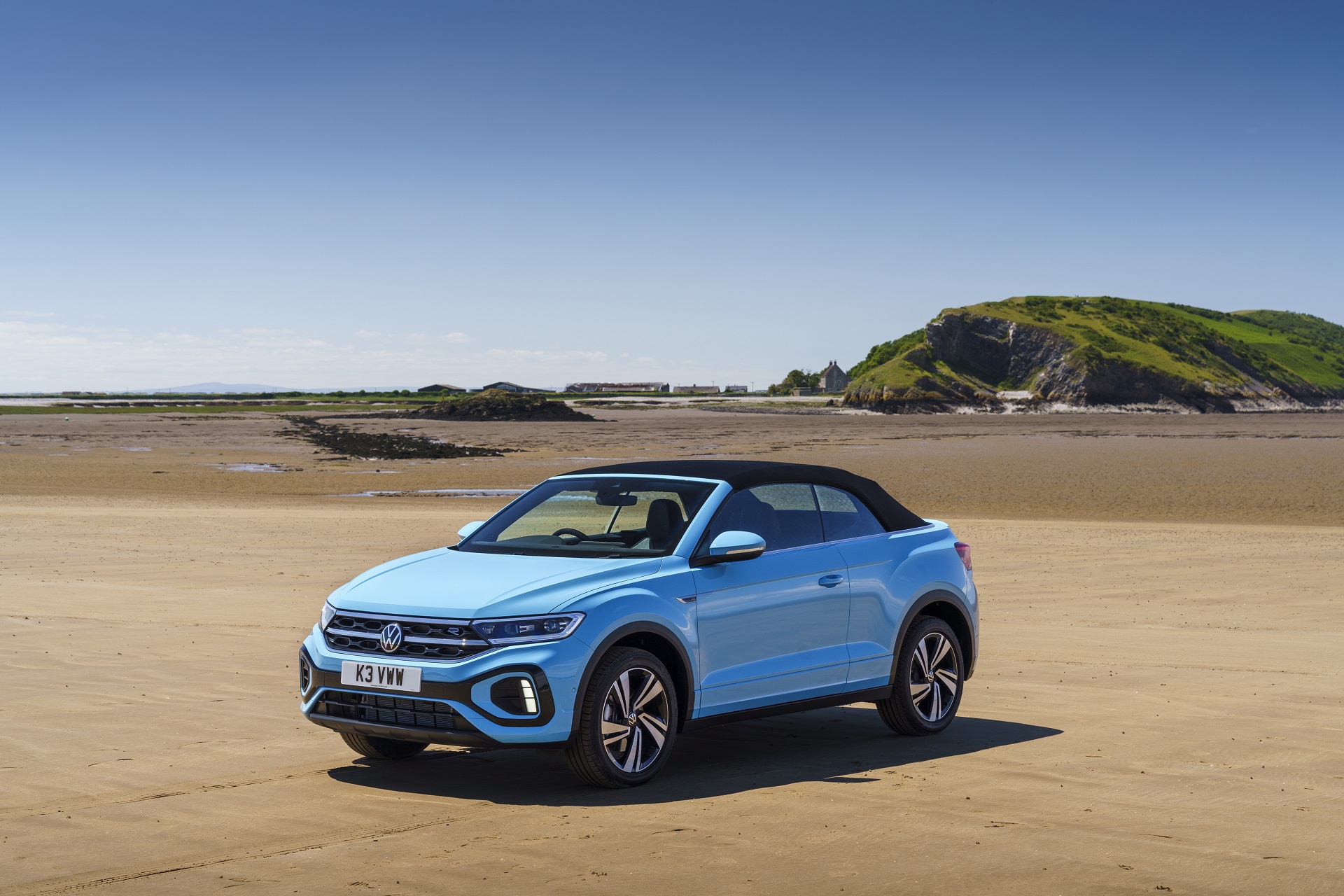 Download 2022 Volkswagen T-Roc Cabriolet - UK version - Front Three-Quarter HD Wallpaper 1920x1280 #14