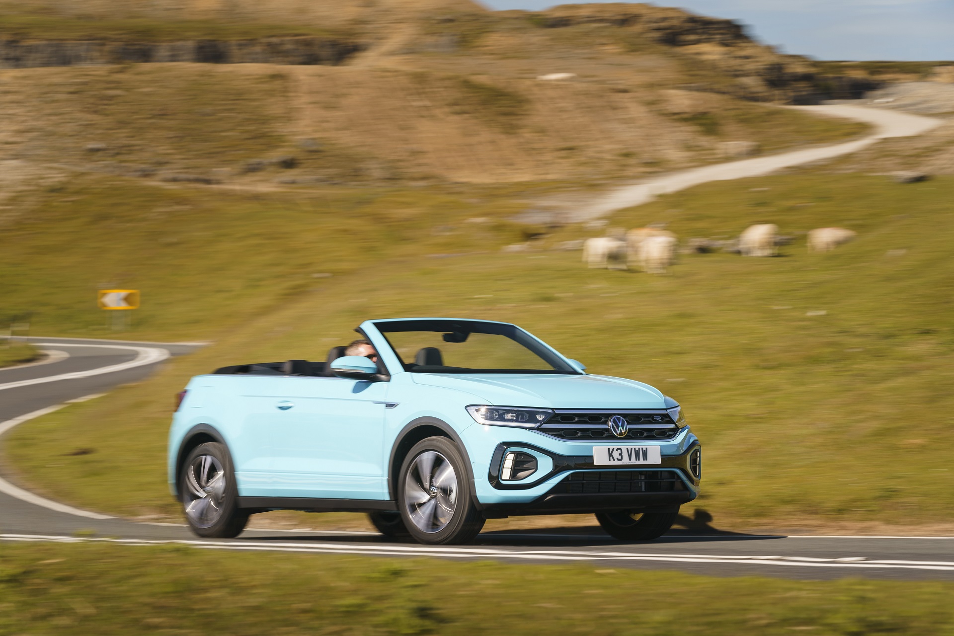 Download 2022 Volkswagen T-Roc Cabriolet - UK version - Front Three-Quarter HD Wallpaper 1920x1280 #2