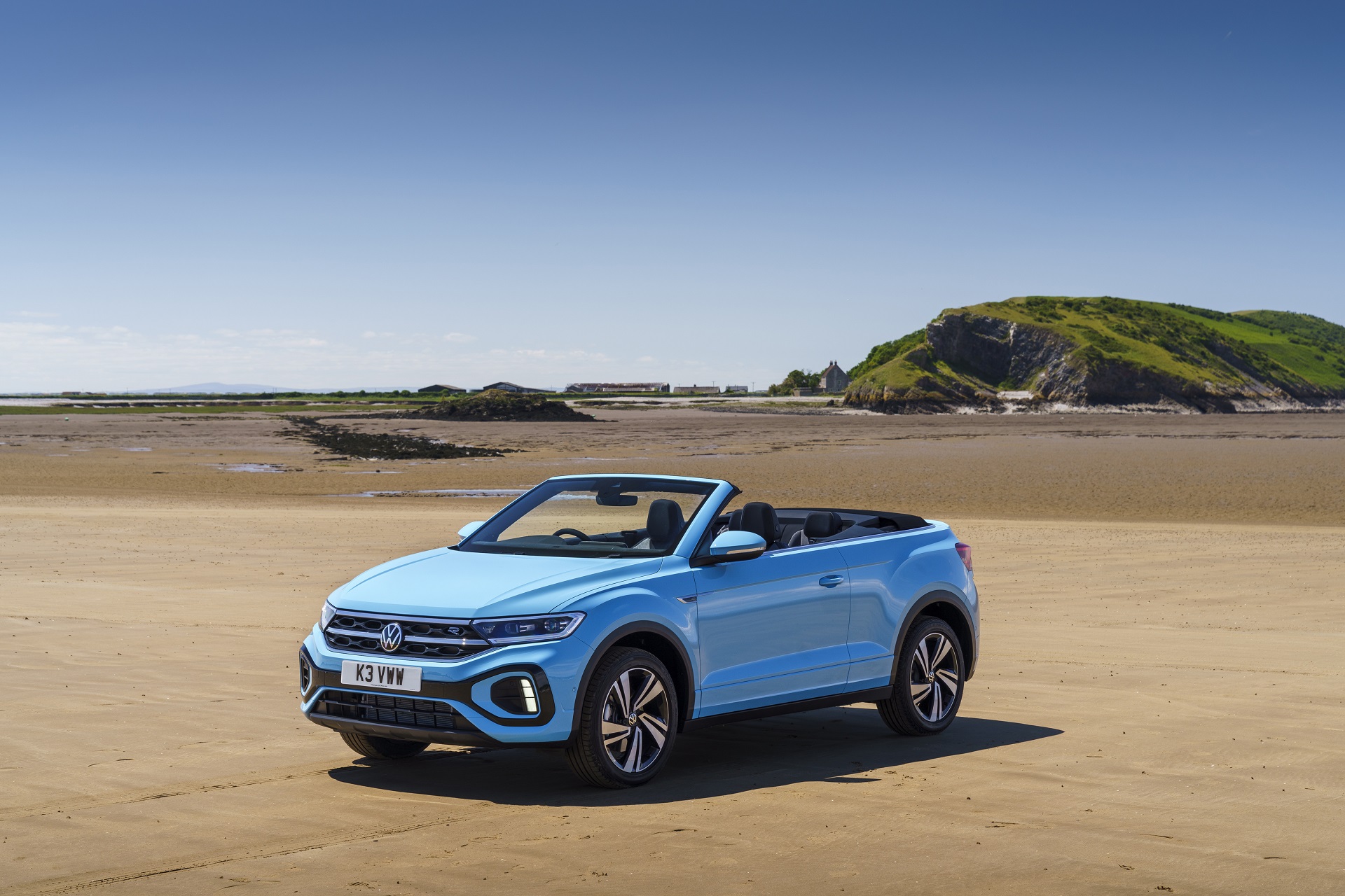 Download 2022 Volkswagen T-Roc Cabriolet - UK version - Front Three-Quarter HD Wallpaper 1920x1280 #15
