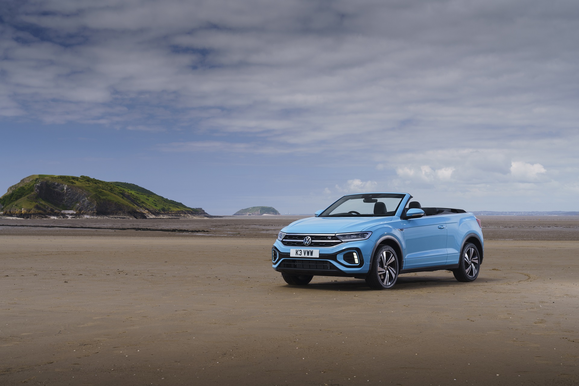 Download 2022 Volkswagen T-Roc Cabriolet - UK version - Front Three-Quarter HD Wallpaper 1920x1280 #16