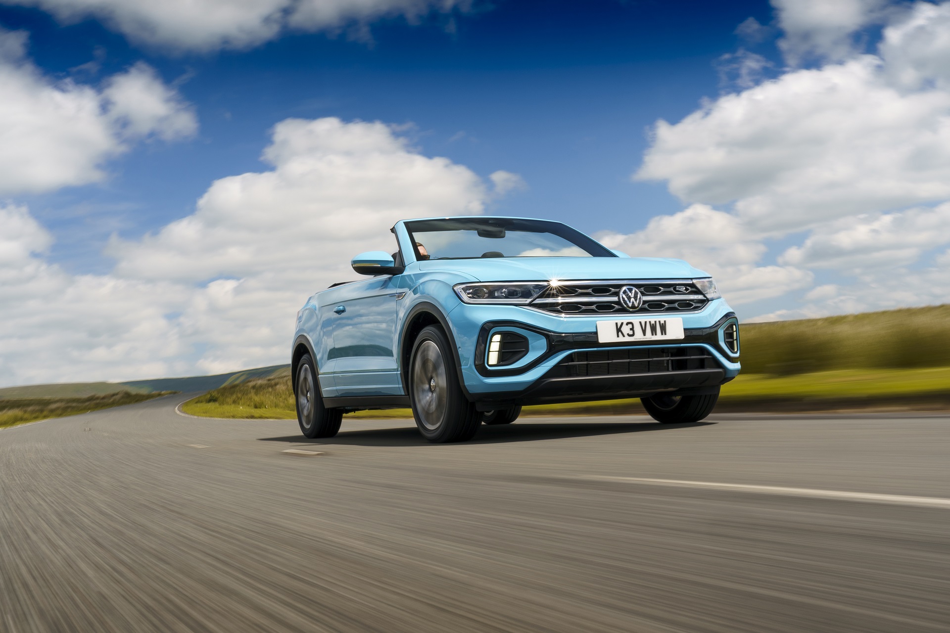 Download 2022 Volkswagen T-Roc Cabriolet - UK version - Front Three-Quarter HD Wallpaper 1920x1280 #9