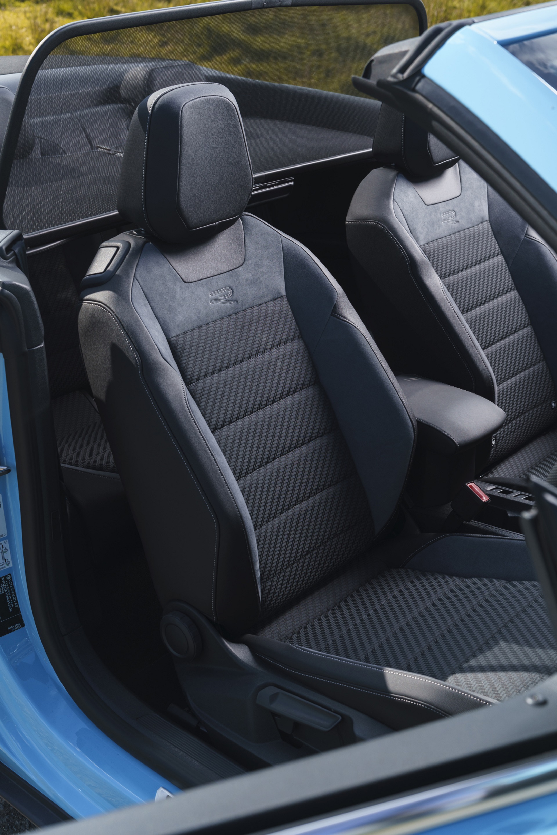 Download 2022 Volkswagen T-Roc Cabriolet - UK version - Interior, Front Seats HD Phone Wallpaper 1920x2878 #39