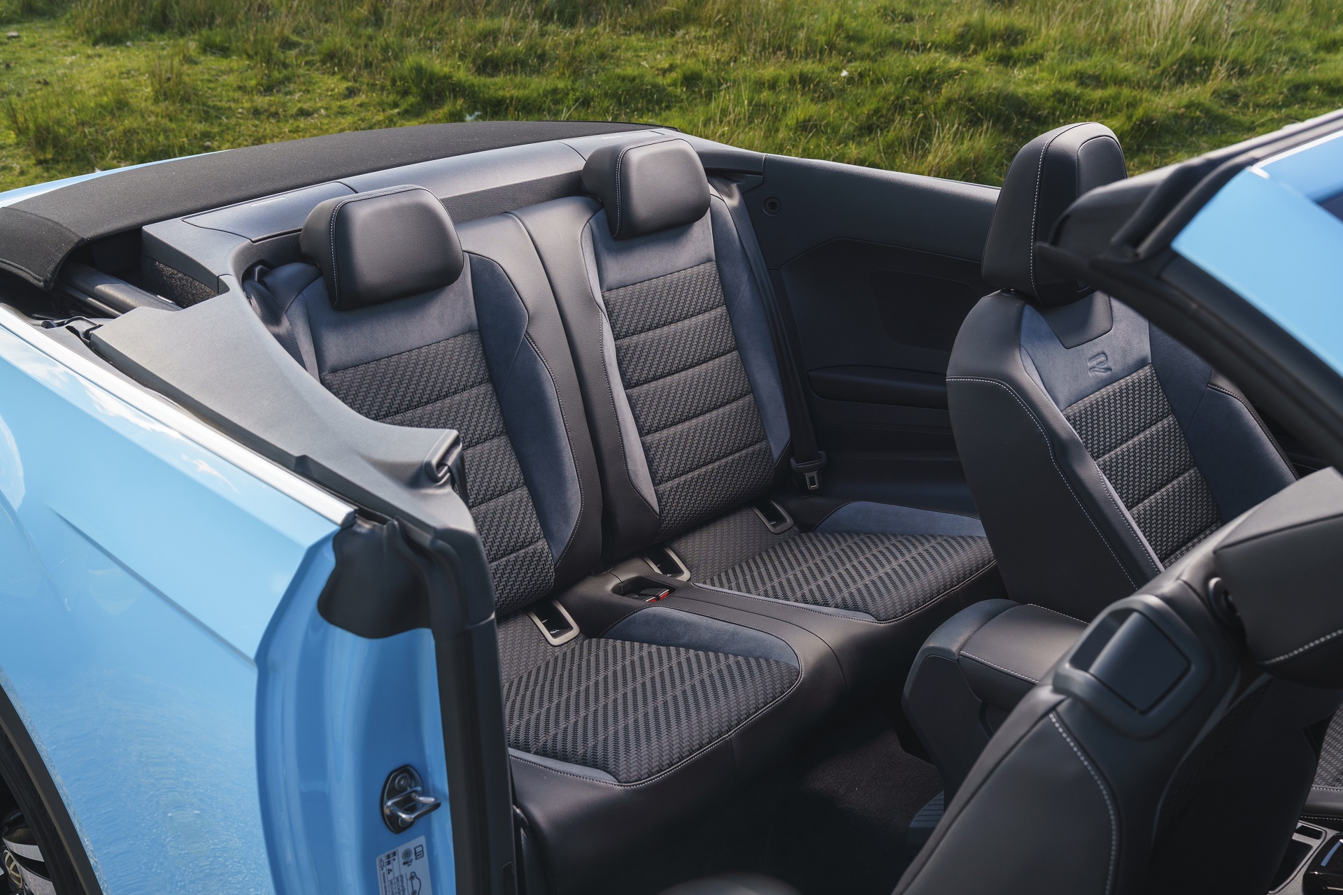 Download 2022 Volkswagen T-Roc Cabriolet - UK version - Interior, Rear Seats HD Wallpaper 1920x1280 #40